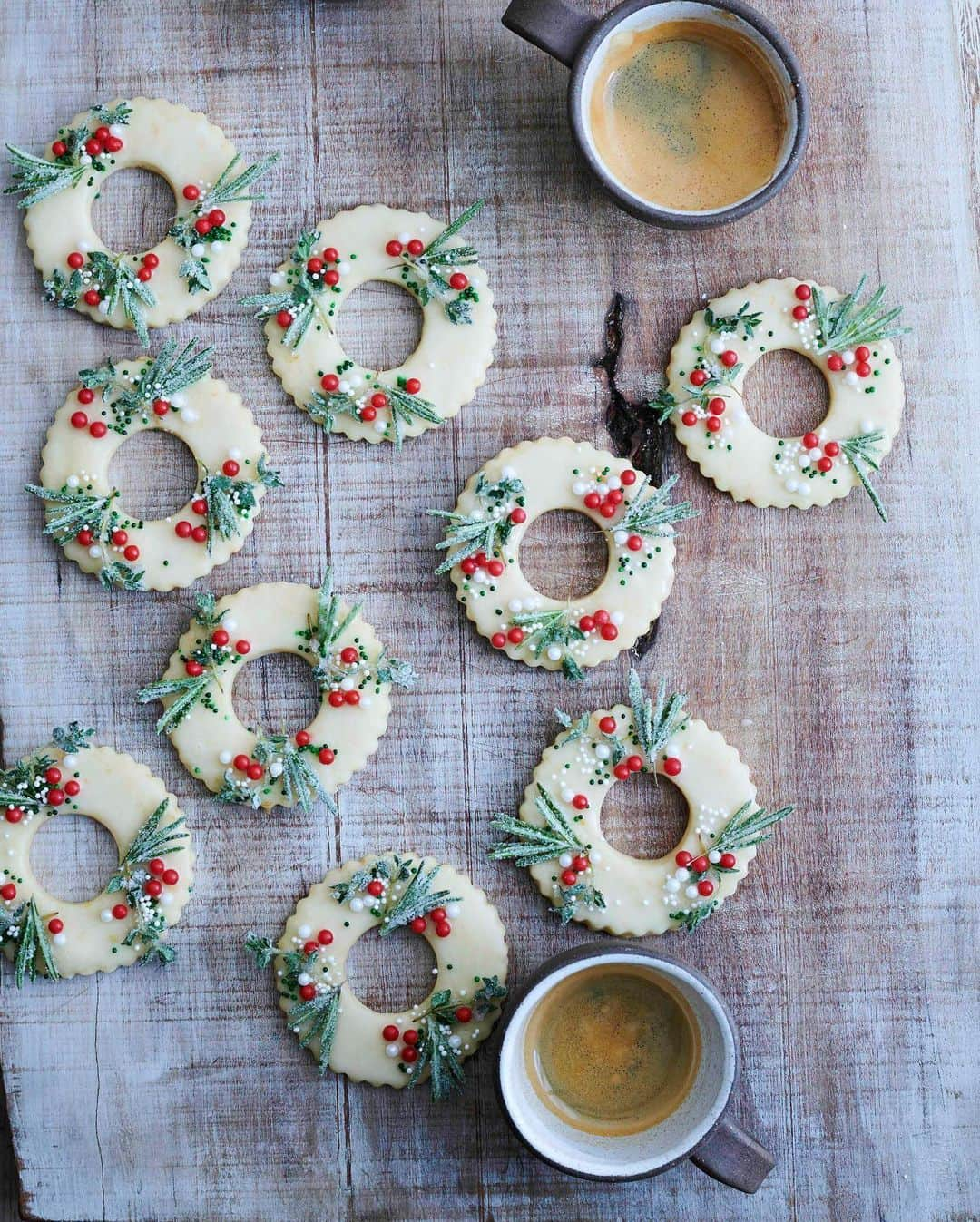 マーサ・スチュワートさんのインスタグラム写真 - (マーサ・スチュワートInstagram)「Almost too pretty to eat, these festive wreath-shaped shortbread cookies are infused with Meyer lemon and adorned with sugared rosemary and thyme. The Meyer lemons add their sweet, citrus perfume and rosemary brings a woodsy note. Get the recipe at the link in our bio. 📷: @vangsterama」12月6日 9時05分 - marthastewart