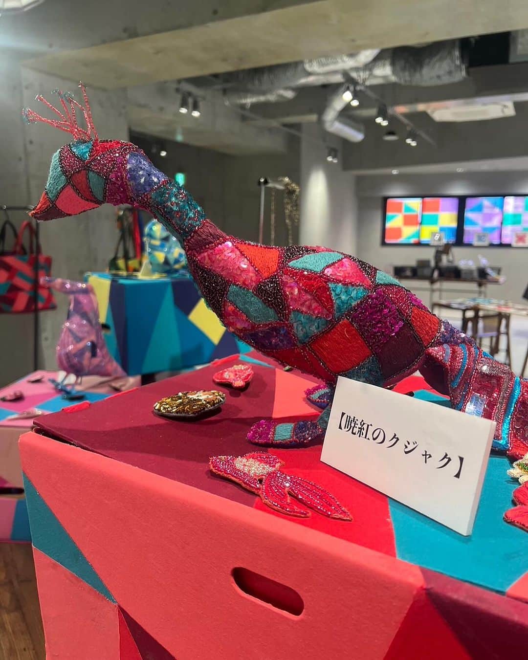 キャシー中島のインスタグラム：「* 洋輔の展示会に行って、 横浜霧笛楼クラスでレッスンをして、 夜は勝野パパと待ち合わせをして、 EX theaterROPPONGIで古い友人、 立川志の輔さんの独演会を観ました。 素晴らしいの一言です😀 実は志の輔さんと35年前に、TBSの朝のホットラインという番組で2年ほど一緒のコーナーをやらせていただきました。 お料理を作るコーナーだったと覚えています。  すごく気が合って楽しい仕事でした。  それからずーっとご一緒するチャンスがなかったのですが、今年の夏前に偶然東京駅でお会いして、ご縁がまた繋がりました。  独演会は最高でした😃 勝野パパも私も、 志の輔さんの話術にすっかり魅了❣️ 終わってもしばらくは席を立つ事ができませんでした。 独特の声と間合い！ 最高でした😃  楽屋に少しだけお邪魔して感動のお礼をしました。 志の輔さんは昔と変わらない穏やかな笑顔☺️ またお会いすることを約束してハグしました。  嬉しかったわ❤️  今日もハッピー😃」