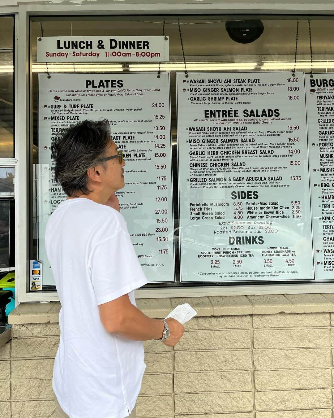 加藤章太郎のインスタグラム：「. Diamond Head Grillで大好きなWASABI SHOYU AHI STEAK PLATEを買ってホノルル動物園へ🐘🦒🦍  #diamondheadgrill #honoluluzoo #hawaiitrip #hawaii #familytrip #vacation #aloha #lovedaughter❤」