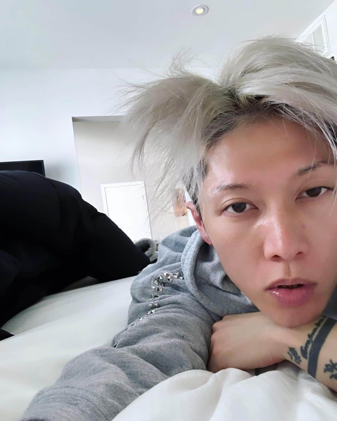 雅-MIYAVI-さんのインスタグラム写真 - (雅-MIYAVI-Instagram)「Got sick in LA… Cleansing full power  ロサンゼルスで制作  のはずなんだけど  久々にがっつり風邪ひいたー  関係各所少しご迷惑をおかけしております  少しづつ良くなってきているので  少しだけ心配してください  笑  がんばります  みんなも温かくして 気をつけてね  💊」12月6日 8時56分 - miyavi_ishihara