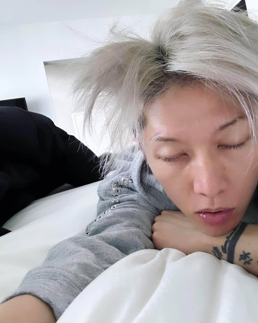 雅-MIYAVI-さんのインスタグラム写真 - (雅-MIYAVI-Instagram)「Got sick in LA… Cleansing full power  ロサンゼルスで制作  のはずなんだけど  久々にがっつり風邪ひいたー  関係各所少しご迷惑をおかけしております  少しづつ良くなってきているので  少しだけ心配してください  笑  がんばります  みんなも温かくして 気をつけてね  💊」12月6日 8時56分 - miyavi_ishihara