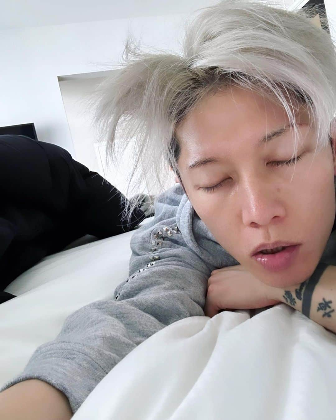 雅-MIYAVI-さんのインスタグラム写真 - (雅-MIYAVI-Instagram)「Got sick in LA… Cleansing full power  ロサンゼルスで制作  のはずなんだけど  久々にがっつり風邪ひいたー  関係各所少しご迷惑をおかけしております  少しづつ良くなってきているので  少しだけ心配してください  笑  がんばります  みんなも温かくして 気をつけてね  💊」12月6日 8時56分 - miyavi_ishihara