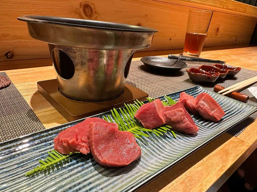 池田航さんのインスタグラム写真 - (池田航Instagram)「🦌⸝⋆🦌⸝⋆🦌⸝⋆meat🍖🍖🍖 💓💓💓 奈良でジビエ🦌を家族で扱っている場所に行ってきました😍 今まで食べてきた鹿料理で1番美味しかったぁ🥺感動💓  あんな新鮮な鹿肉を使ってフランス料理作ったら最高に美味しいだろうなぁー！！  今日も素敵な食材と暖かい現地の方達との出会いに感謝💓   山間部にいる鹿さん達が、植えた若い木を食べちゃったり 元気な木々を齧ったりして 問題になってるんだって、、、 本当に知らなかった😳  そして、駆除された鹿たちの約9割は殺処分されていて 食用にされているのはそのうちの1割ほど  全ての命に感謝を込めて、無駄なく使ってあげたい そんな気持ちで頑張っているジビエ塾の皆様 応援しております！！ @toakiryousi   次回もお楽しみに☀️  朝お仕事で見られない方に、旅するエプロンTikTokが開設されました！ 【旅するエプロン】でTikTok検索すれば見られます✨️ ぜひフォローよろしくお願いいたします😍  #ZIP #旅するエプロン #スピッツ #Spitz #ZIPファミリー  #水卜麻美 さん  #池田航  @kohcooking    #伊藤楽  @gaku_jh122」12月6日 8時57分 - kohcooking