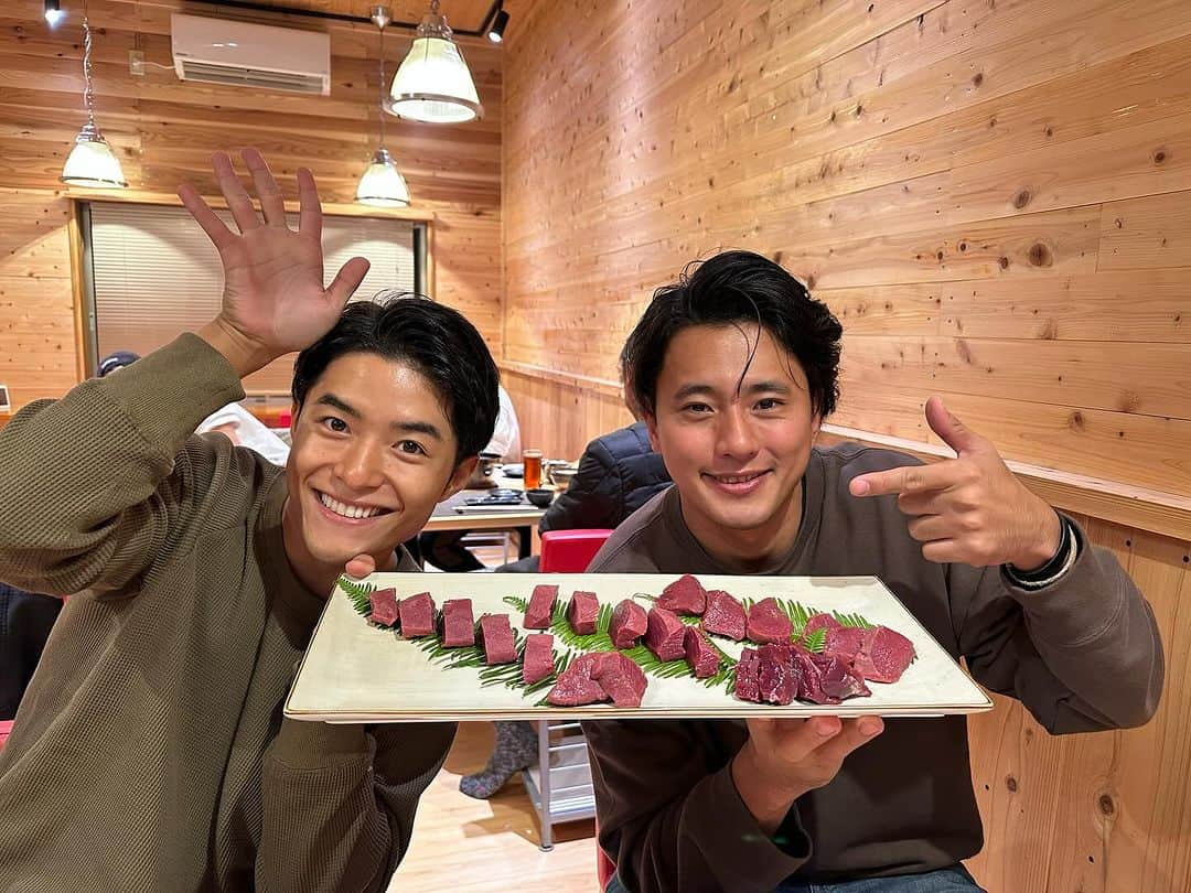 池田航のインスタグラム：「🦌⸝⋆🦌⸝⋆🦌⸝⋆meat🍖🍖🍖 💓💓💓 奈良でジビエ🦌を家族で扱っている場所に行ってきました😍 今まで食べてきた鹿料理で1番美味しかったぁ🥺感動💓  あんな新鮮な鹿肉を使ってフランス料理作ったら最高に美味しいだろうなぁー！！  今日も素敵な食材と暖かい現地の方達との出会いに感謝💓   山間部にいる鹿さん達が、植えた若い木を食べちゃったり 元気な木々を齧ったりして 問題になってるんだって、、、 本当に知らなかった😳  そして、駆除された鹿たちの約9割は殺処分されていて 食用にされているのはそのうちの1割ほど  全ての命に感謝を込めて、無駄なく使ってあげたい そんな気持ちで頑張っているジビエ塾の皆様 応援しております！！ @toakiryousi   次回もお楽しみに☀️  朝お仕事で見られない方に、旅するエプロンTikTokが開設されました！ 【旅するエプロン】でTikTok検索すれば見られます✨️ ぜひフォローよろしくお願いいたします😍  #ZIP #旅するエプロン #スピッツ #Spitz #ZIPファミリー  #水卜麻美 さん  #池田航  @kohcooking    #伊藤楽  @gaku_jh122」