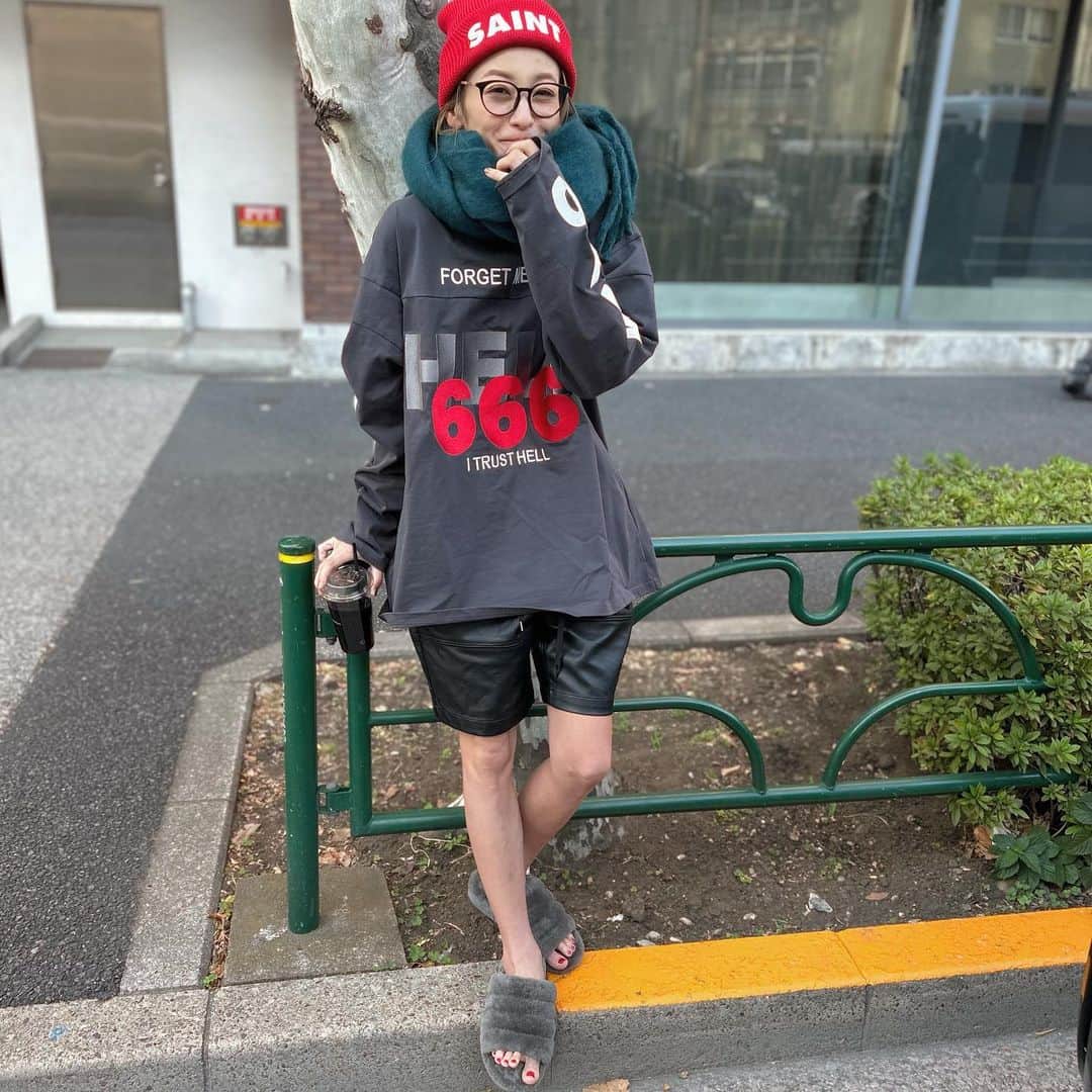 西山茉希のインスタグラム：「12月の裸足コーデ。 雪国じゃないからできること。  足元より首周りヌクリ隊🤶 〜よくない、絶対🫡〜」