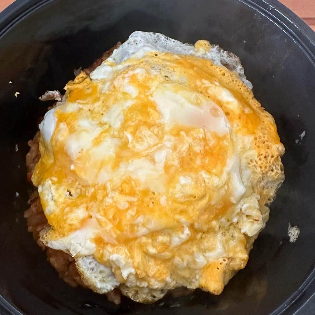柴田淳のインスタグラム：「樽に入れたオムライス🥧 私のオムライス弁当はいつもこう お弁当箱にご飯を入れて。その上に卵を乗せるの。 出前のジャージャー麺が入ってた樽に入れてきたんだけど、やっぱり大きい😆 バケツオムライス🪣だね🤭  #今日のお弁当 #オムライス ケチャップかけるの忘れた😗🥫 スプーン🥄忘れたしぃ😗」