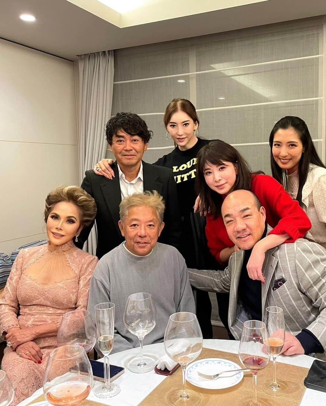 デヴィ・スカルノさんのインスタグラム写真 - (デヴィ・スカルノInstagram)「一昨日　都筑多佳恵邸で早いクリスマスディナーがありました。今夜は樋山さんが趣向を凝らした、白トリュフ三昧。  なんて豪華な事でしょう。イヤと言うほど香り高い白トリュフがいただけるのです。 それに合わせて皆さんお持ち寄りの極上のシャンパンと赤ワイン、キャビア、ウニ、マグロ、お肉などなど贅沢三昧な皆さんと歌を歌ったりと楽しい夜でした。  ＜最後のお写真＞ 前方より、私、樋山シェフ 熊木望さん、ニシタンクリニック 西村社長、 後方より、山北耕三さん、田中見佳さん、都筑多佳恵さん、 砂田早紀さん」12月6日 14時26分 - dewisukarnoofficial