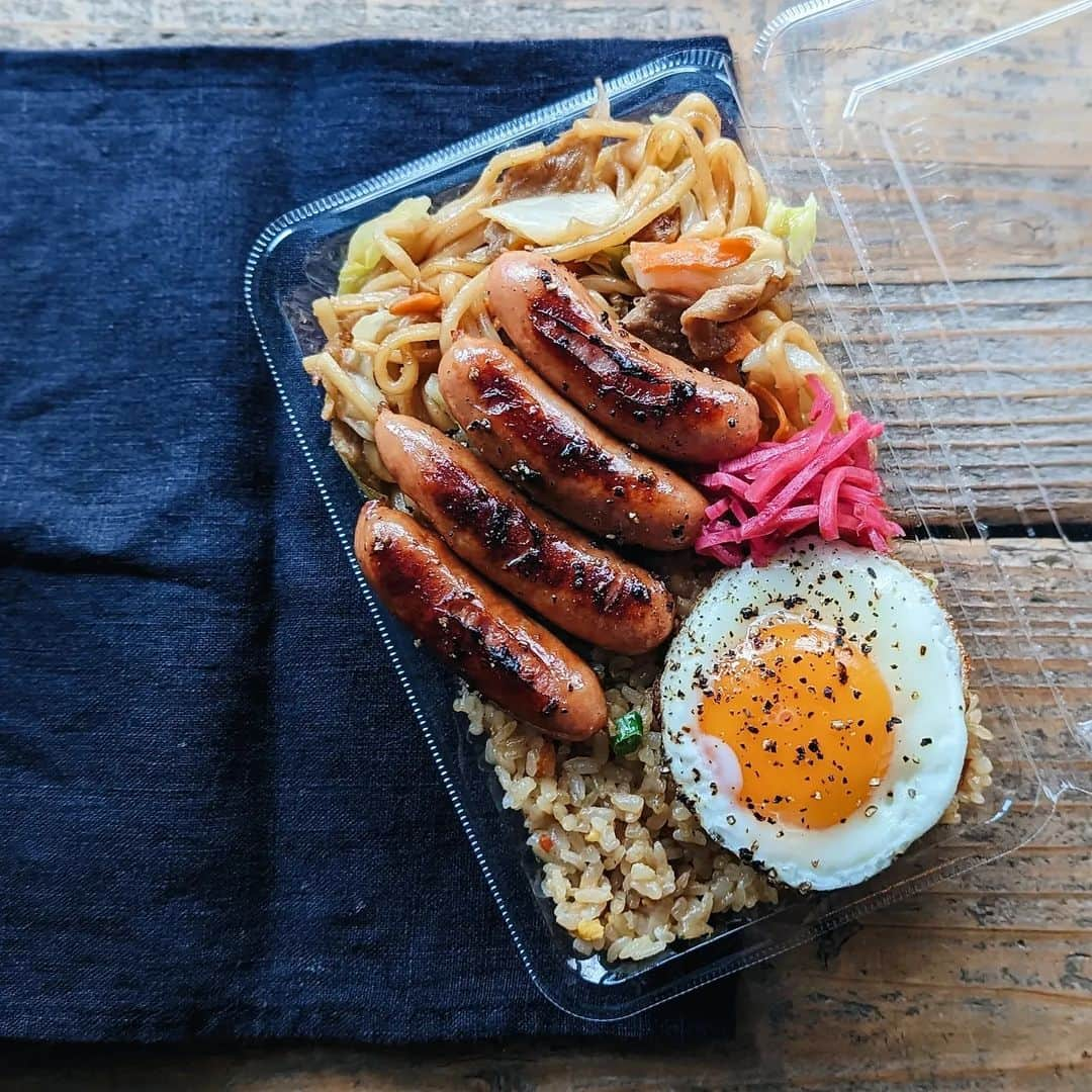 tamiのインスタグラム：「* #お弁当 *  焼きそば＆炒飯 さんまの蒲焼き 冷凍のとり天と残りおかず  さんまの蒲焼き弁当はご飯に実山椒の佃煮を。 実山椒の佃煮好きだわ〜。  * #tami弁  #弁当#bento#lunchbox #ランチ#昼食#のっけ弁#旦那弁当 #ごはん#食事#暮らし#お弁当記録」