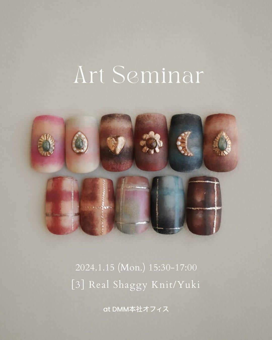 mananailsさんのインスタグラム写真 - (mananailsInstagram)「Art Seminar💅🏼 in DMM本社オフィス 2023.1.15(月) ⑴10:00〜12:00 Wavy Pearl Jewelry @mananails  ⑵13:00〜15:00 Bumpy palette @moonlit_airi  ⑶15:30〜17:30 Real Shaggy knit @moonlit_yuki   EXPO行けなかった方からたくさんのリクエストを頂いた為、 NAIL EXPOカムバックセミナーを開催します❤️‍🔥  更にセミナーも行けない😭と言う方が多数いらっしゃった為 YouTube LIVEでのオンラインレッスンも 開催することになりました✨  ○リアルセミナーの方は直接見てアドバイス ○オンラインセミナーの方は1週間アーカイブ見放題 (LIVE配信はリアルセミナーより30分程短くなります)  ⑴Wavy Pearl Jewelry @mananails  オーダー率No.1！！しかも時短アート！ 立体感が可愛くて超リアルなパーツのような一癖ジュエリー。 ゴールドもシルバーも、もちろんパールもジェルなので 形や大きさやカラーは様々アレンジ可能で 本物みたいに作れるようになります✧ セミナーでは、形の作り方やジェルの扱い方のコツ、 他のデザインとの合わせ方などもお伝えします。  ⑵Bumpy palette @moonlit_airi  アイシャドウパレットからインスパイアされたdesign♡ 2年前からオーダーが絶えず今もずっと人気のデザインです。特徴的なパレットのベース作り、描き方。ぎっしり詰まった凹凸作りの方法、色選びなど細かくレクチャーいたします🙆‍♀️  ⑶Real Shaggy knit @moonlit_yuki  サロンワークでも毎日オーダーが出る ニットデザイン🧶♡ 一気に冬ネイルにできる万能デザインです！ ステージデモの復習および、時間の都合上デモンストレーションを行えなかった、 チェック柄&コンチョの作り方のコツをレクチャーいたします☺︎  ㅤ セミナーお申し込みはストーリーズハイライトから✨ ※DMMでのセミナーと、LIVE配信ページは異なります。 お間違いの際の返金は出来かねますので お申込の際はご注意ください！」12月6日 14時28分 - mananails