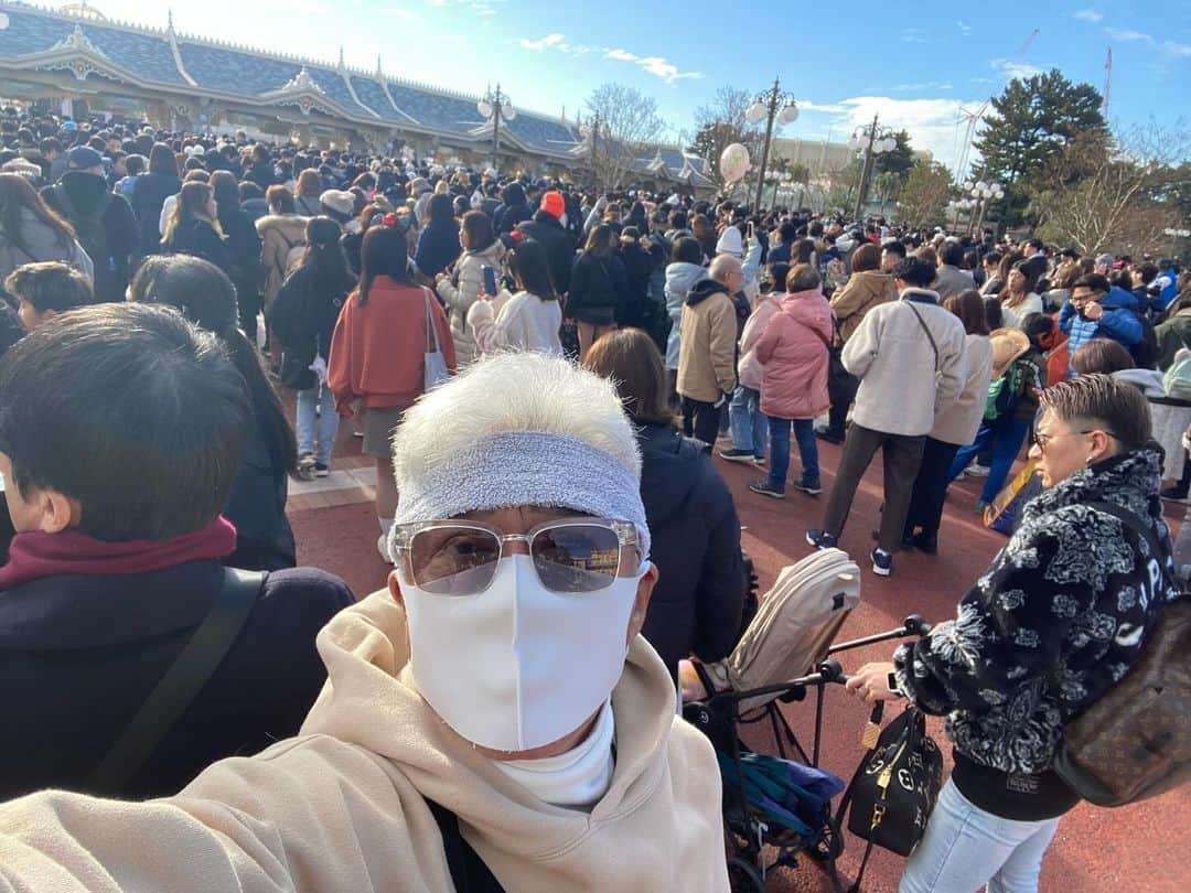 小沢仁志さんのインスタグラム写真 - (小沢仁志Instagram)「おはようさん❗️ 何年ぶりかの夢の国からの ご挨拶❗️ 凄い人w」12月6日 9時02分 - ozawa_hitoshi