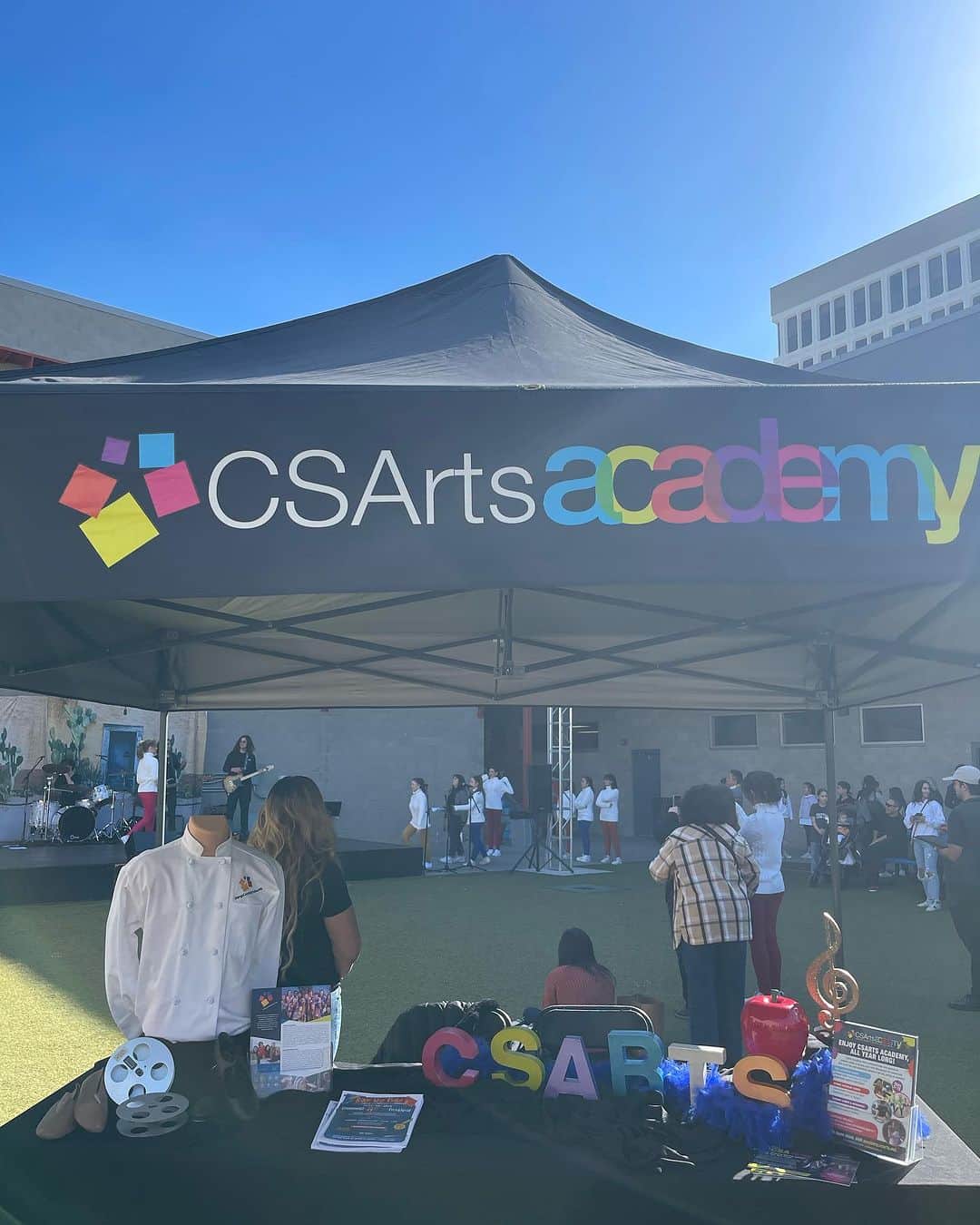 北紺守彦さんのインスタグラム写真 - (北紺守彦Instagram)「🇺🇸カリフォルニア学校情報OCSA(Orange County School of the Arts)のPREVIEW DAYに行ってきました  中学生 高校生からの学校で やりたい事を伸ばしていき 専門的に学ぶ学校 将来仕事にしたり ⭐️有名になる為の チャータースクール  🎙歌 だったり💃ダンスだったりミュージカルもありますね  それ以外には 👗デザイナーになる為のクラスや🍳料理のクラスもありました  まだまだ沢山あります  午前中は普通に勉強して 午後からは 各レッスンがスタートします  目的がある子には いい学校ですね🏫 また目的が見つかるかも？　  こちらは色んなタイプの学校があるので 選択の幅が広がりますね  @english_lessons_by_moana   #ocsa  #orenge  #artist  #popular  #song  #dancers  #midle  #school」12月6日 9時07分 - morihiko.kitakon