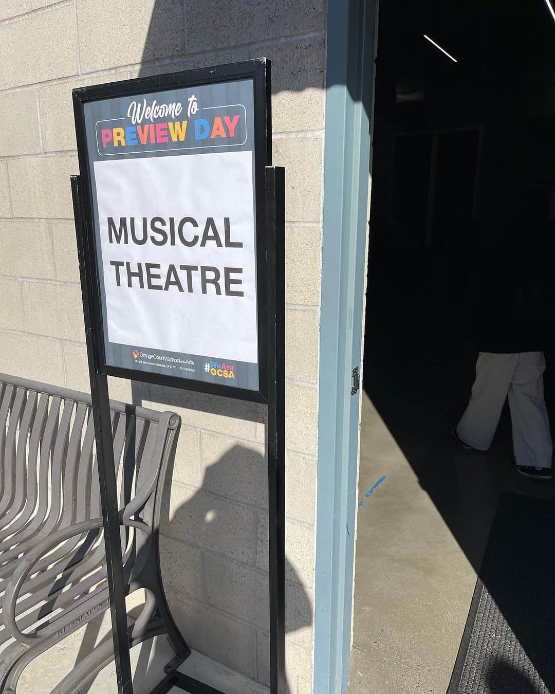 北紺守彦さんのインスタグラム写真 - (北紺守彦Instagram)「🇺🇸カリフォルニア学校情報OCSA(Orange County School of the Arts)のPREVIEW DAYに行ってきました  中学生 高校生からの学校で やりたい事を伸ばしていき 専門的に学ぶ学校 将来仕事にしたり ⭐️有名になる為の チャータースクール  🎙歌 だったり💃ダンスだったりミュージカルもありますね  それ以外には 👗デザイナーになる為のクラスや🍳料理のクラスもありました  まだまだ沢山あります  午前中は普通に勉強して 午後からは 各レッスンがスタートします  目的がある子には いい学校ですね🏫 また目的が見つかるかも？　  こちらは色んなタイプの学校があるので 選択の幅が広がりますね  @english_lessons_by_moana   #ocsa  #orenge  #artist  #popular  #song  #dancers  #midle  #school」12月6日 9時07分 - morihiko.kitakon