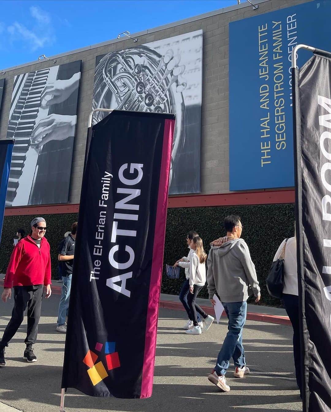 北紺守彦さんのインスタグラム写真 - (北紺守彦Instagram)「🇺🇸カリフォルニア学校情報OCSA(Orange County School of the Arts)のPREVIEW DAYに行ってきました  中学生 高校生からの学校で やりたい事を伸ばしていき 専門的に学ぶ学校 将来仕事にしたり ⭐️有名になる為の チャータースクール  🎙歌 だったり💃ダンスだったりミュージカルもありますね  それ以外には 👗デザイナーになる為のクラスや🍳料理のクラスもありました  まだまだ沢山あります  午前中は普通に勉強して 午後からは 各レッスンがスタートします  目的がある子には いい学校ですね🏫 また目的が見つかるかも？　  こちらは色んなタイプの学校があるので 選択の幅が広がりますね  @english_lessons_by_moana   #ocsa  #orenge  #artist  #popular  #song  #dancers  #midle  #school」12月6日 9時07分 - morihiko.kitakon