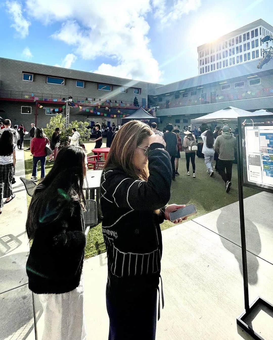 北紺守彦さんのインスタグラム写真 - (北紺守彦Instagram)「🇺🇸カリフォルニア学校情報OCSA(Orange County School of the Arts)のPREVIEW DAYに行ってきました  中学生 高校生からの学校で やりたい事を伸ばしていき 専門的に学ぶ学校 将来仕事にしたり ⭐️有名になる為の チャータースクール  🎙歌 だったり💃ダンスだったりミュージカルもありますね  それ以外には 👗デザイナーになる為のクラスや🍳料理のクラスもありました  まだまだ沢山あります  午前中は普通に勉強して 午後からは 各レッスンがスタートします  目的がある子には いい学校ですね🏫 また目的が見つかるかも？　  こちらは色んなタイプの学校があるので 選択の幅が広がりますね  @english_lessons_by_moana   #ocsa  #orenge  #artist  #popular  #song  #dancers  #midle  #school」12月6日 9時07分 - morihiko.kitakon