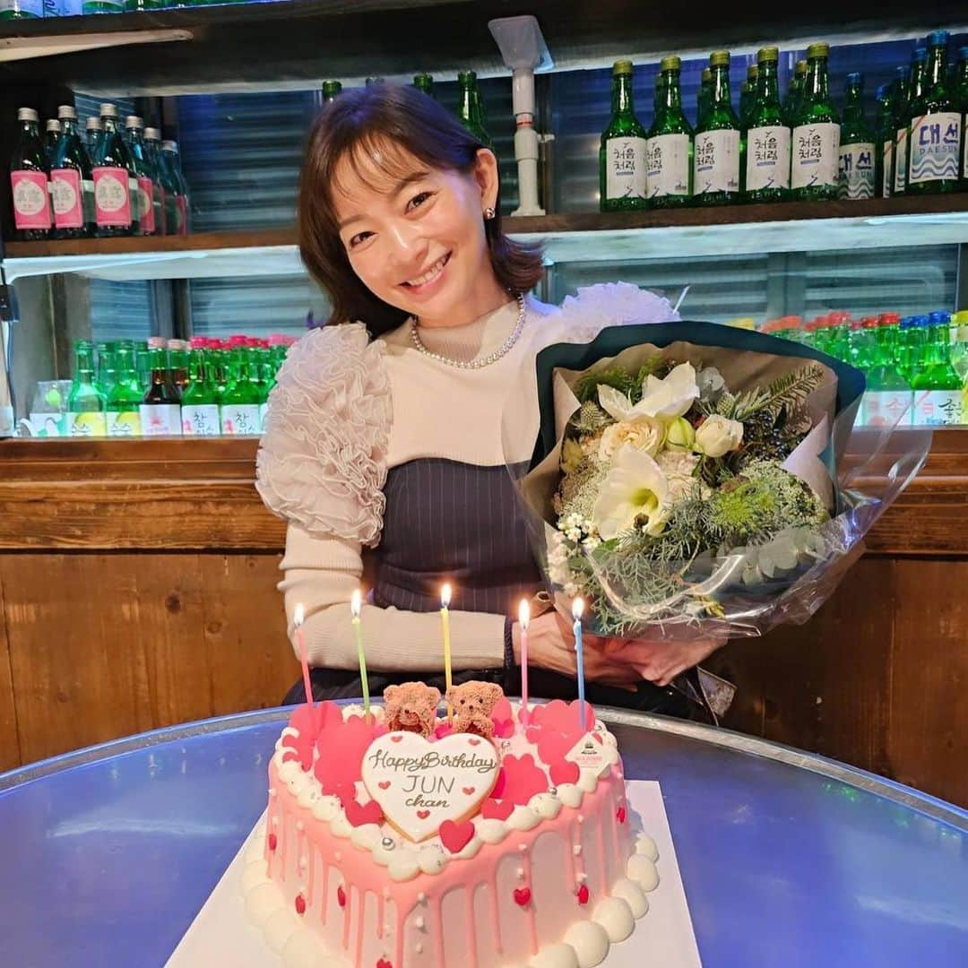 美香さんのインスタグラム写真 - (美香Instagram)「純ちゃんのお誕生日会🎂❤️ いつもの新大久保に大集合！  きゅんと可愛くて昔からアイドル的存在の純ちゃん✨ 可愛いだけじゃなくとにかく面白くていつも笑いの中心😘 純ちゃんがいると場が一気に明るくなります✨ サプライズ大成功！ お店の予約やケーキの準備など のりへいちゃんいつも幹事ありがとうだよ❤️ くるみちゃんももろもろサポートありがとう🙇‍♀️  雑誌with出身モデルで集まっていた会でしたが、昨日はMOREモデルのほうが多くない笑？って。 nonno、oggiなど組み合わせばバラバラだったりするけれど 同じ時代を生きてきたモデル仲間✨ みんな大人になったねー❤️  純ちゃんお誕生日おめでとう🎉 大好きだよー😘  #モデル仲間❤️」12月6日 9時18分 - mikaofficial99