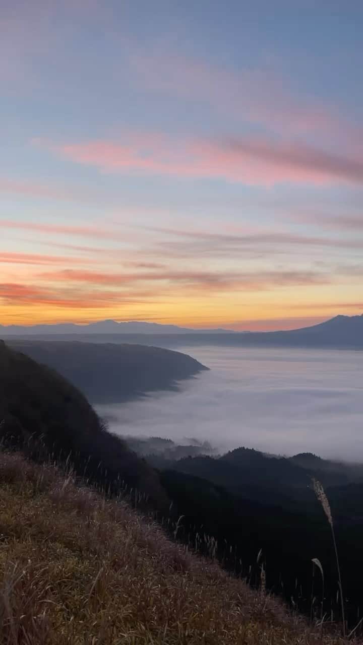 行方 久子 Hisako Namekataのインスタグラム：「@asogreenstock × @think_garbage 熊本県「阿蘇草原再生プロジェクト」で、草原CREATORとして活動することになりました。  今朝は雲海を眺めながらの朝ごはんからスタートです。」