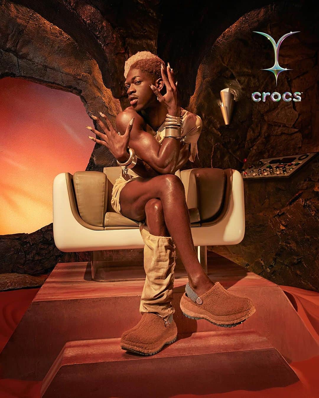 クロックス（crocs）のインスタグラム：「2023年、ついに、、、 @lilnasx x crocs ここに到着。」