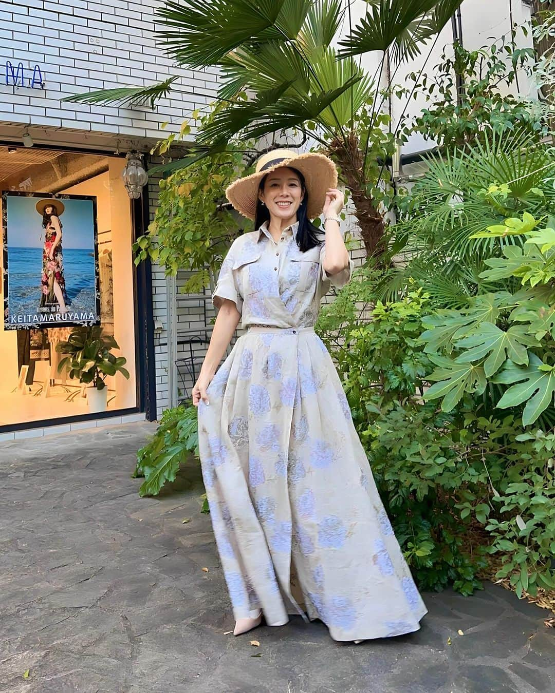 紙本真琴さんのインスタグラム写真 - (紙本真琴Instagram)「KEITA MARUYAMA 2024 Spring & Summer Collection ＜ Bisous du Paradais ＞  KEITA MARUYAMA（ケイタマルヤマ）2024年春夏コレクションの展示会へ✨  若かりし頃にもハマったブランド @keitamaruyama_official   今回のテーマは−Bisous du Paradis− パラダイス大好き〜🏝️  智ちゃん @hasutomo727 とのお揃いワンピ、素敵でしょーー💓  そんなリゾートを彷彿させてくれるコレクションを眼福  来年もシンガポールやイタリア、ベトナムや韓国… あちこちと海外へ行ってみたいから何だかウキウキ、ハイテンションになってしまった  今も変わらず、オリジナル刺繍の技術とセンスは素晴らしく 大人の夢とロマンが詰まったアイテムに魅了されまくりました！  丸山邸の2階では今期のコレクションや可愛らしい雑貨があり 智ちゃんとお買い物♪  また次の投稿へ…  ありがとうございます🩷 @keitamaruyama  @mikittyisland  @hasutomo727   最後10枚目の動画は丸山邸の丸いところにいるので 『まるまるっ』って言って喜んでます　笑  #keitamaruyama #ケイタマルヤマ #丸山邸 #ワンピース #大人コーデ #春夏コレクション #スタイルアップコーディネーター #アラフィフコーデ」12月6日 9時35分 - macoto.kamimoto