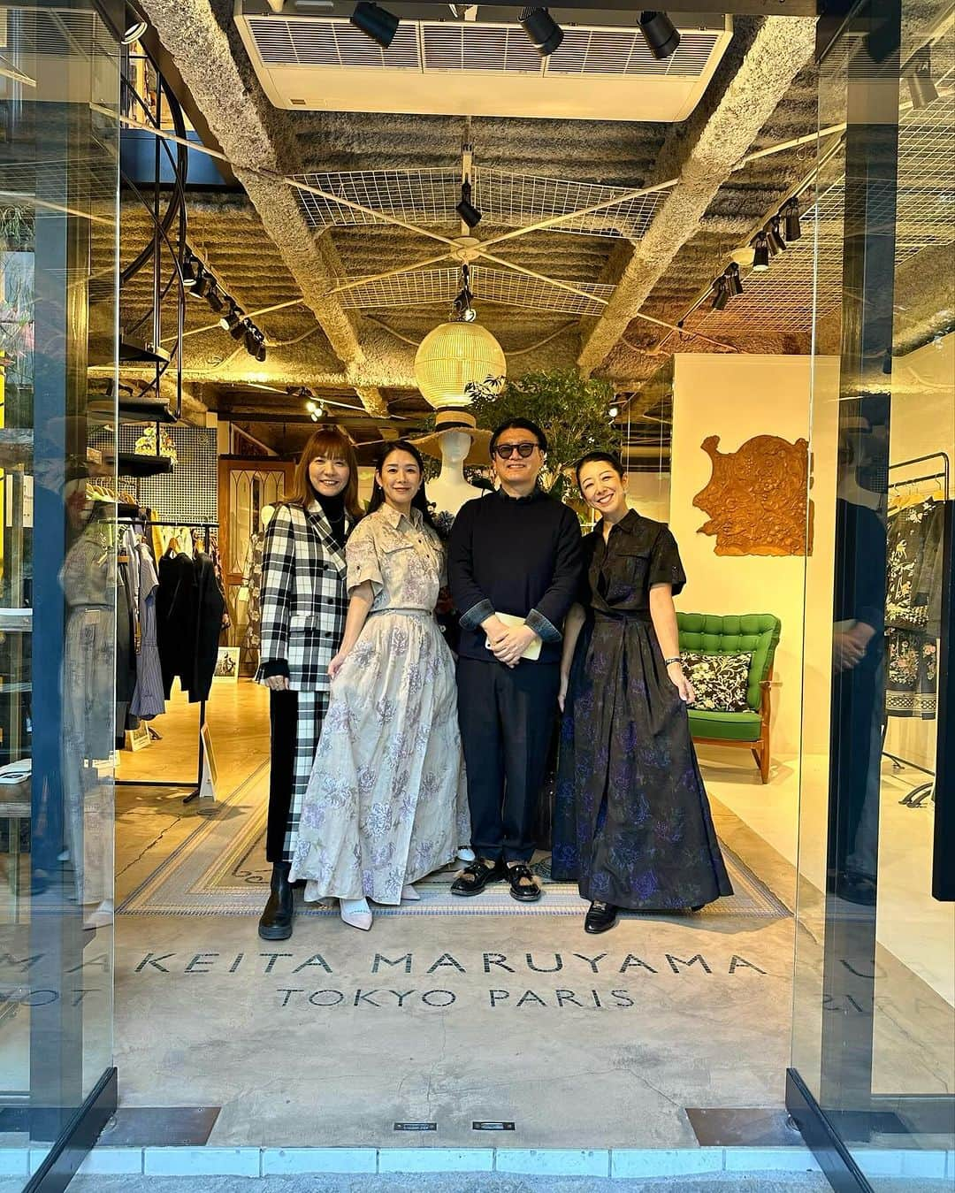 紙本真琴さんのインスタグラム写真 - (紙本真琴Instagram)「KEITA MARUYAMA 2024 Spring & Summer Collection ＜ Bisous du Paradais ＞  KEITA MARUYAMA（ケイタマルヤマ）2024年春夏コレクションの展示会へ✨  若かりし頃にもハマったブランド @keitamaruyama_official   今回のテーマは−Bisous du Paradis− パラダイス大好き〜🏝️  智ちゃん @hasutomo727 とのお揃いワンピ、素敵でしょーー💓  そんなリゾートを彷彿させてくれるコレクションを眼福  来年もシンガポールやイタリア、ベトナムや韓国… あちこちと海外へ行ってみたいから何だかウキウキ、ハイテンションになってしまった  今も変わらず、オリジナル刺繍の技術とセンスは素晴らしく 大人の夢とロマンが詰まったアイテムに魅了されまくりました！  丸山邸の2階では今期のコレクションや可愛らしい雑貨があり 智ちゃんとお買い物♪  また次の投稿へ…  ありがとうございます🩷 @keitamaruyama  @mikittyisland  @hasutomo727   最後10枚目の動画は丸山邸の丸いところにいるので 『まるまるっ』って言って喜んでます　笑  #keitamaruyama #ケイタマルヤマ #丸山邸 #ワンピース #大人コーデ #春夏コレクション #スタイルアップコーディネーター #アラフィフコーデ」12月6日 9時35分 - macoto.kamimoto