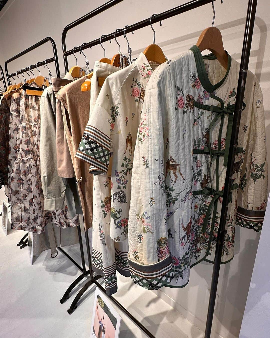 紙本真琴さんのインスタグラム写真 - (紙本真琴Instagram)「KEITA MARUYAMA 2024 Spring & Summer Collection ＜ Bisous du Paradais ＞  KEITA MARUYAMA（ケイタマルヤマ）2024年春夏コレクションの展示会へ✨  若かりし頃にもハマったブランド @keitamaruyama_official   今回のテーマは−Bisous du Paradis− パラダイス大好き〜🏝️  智ちゃん @hasutomo727 とのお揃いワンピ、素敵でしょーー💓  そんなリゾートを彷彿させてくれるコレクションを眼福  来年もシンガポールやイタリア、ベトナムや韓国… あちこちと海外へ行ってみたいから何だかウキウキ、ハイテンションになってしまった  今も変わらず、オリジナル刺繍の技術とセンスは素晴らしく 大人の夢とロマンが詰まったアイテムに魅了されまくりました！  丸山邸の2階では今期のコレクションや可愛らしい雑貨があり 智ちゃんとお買い物♪  また次の投稿へ…  ありがとうございます🩷 @keitamaruyama  @mikittyisland  @hasutomo727   最後10枚目の動画は丸山邸の丸いところにいるので 『まるまるっ』って言って喜んでます　笑  #keitamaruyama #ケイタマルヤマ #丸山邸 #ワンピース #大人コーデ #春夏コレクション #スタイルアップコーディネーター #アラフィフコーデ」12月6日 9時35分 - macoto.kamimoto