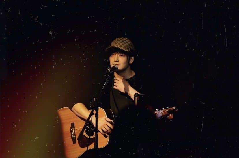 三浦孝太のインスタグラム：「先日3年くらいぶりに人前で歌うという事をしてきました。福岡の小さなライブハウスで。久しぶりだし緊張するかと思ったけど、全く緊張せず、楽しかったなあと。その時の写真をもらったのでシェアします。 またいつかライブできたら良いなと密かに思っております。」