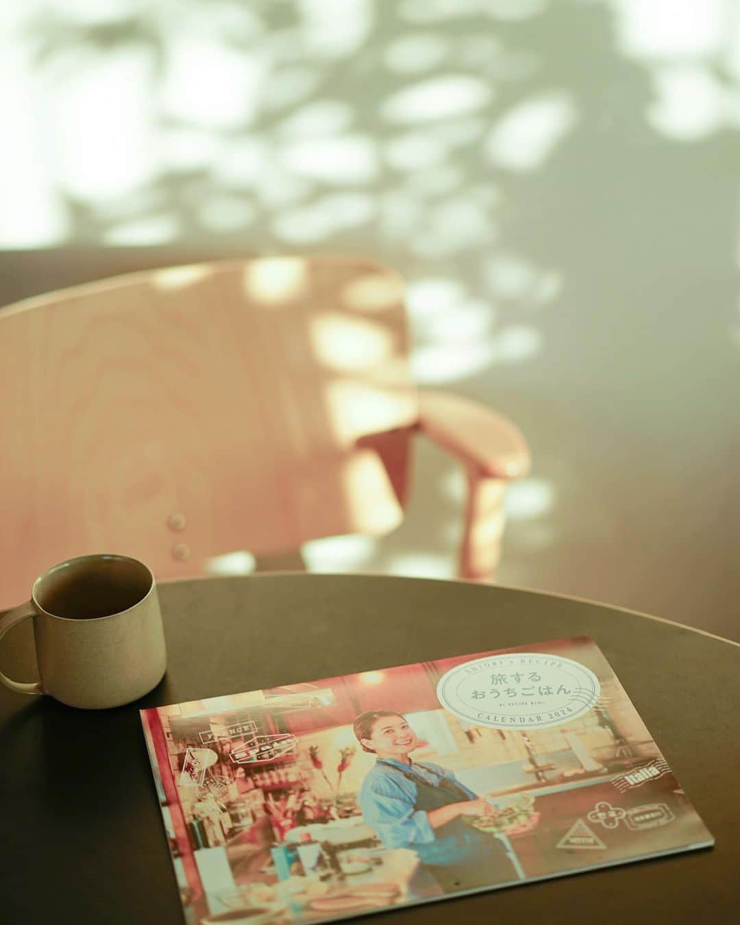 つがねゆきこのインスタグラム：「. . 扶桑社さまより絶賛発売中>>>  レシピブログmagazine創刊10周年  別冊付録　 SHIORI‘s　RECIPE　CALENDER 2024　「旅するお家ごはん」  Food  @shiorikaregohan  Photo 難波雄史 Styling @yukiko_tsugane   SHIORIさんのお宅での撮影だったので、 よりSHIORIさんらしさを感じられるようにリビングのいろいろな所で撮影させてもらいました。（ファン必見‼︎）  いろいろな国で吸収した全てを 愛を持ってアウトプットしてくれるSHIORIさん。 美味しくないわけがない！  作れるようになったら、 目の前に広がる景色は違うのかもしれない。  そう思うほどにワールドワイド🌍  2024年に向かって みんなで一緒に作ろう〜◎  🏃‍♀️🏃‍♀️🏃‍♀️」