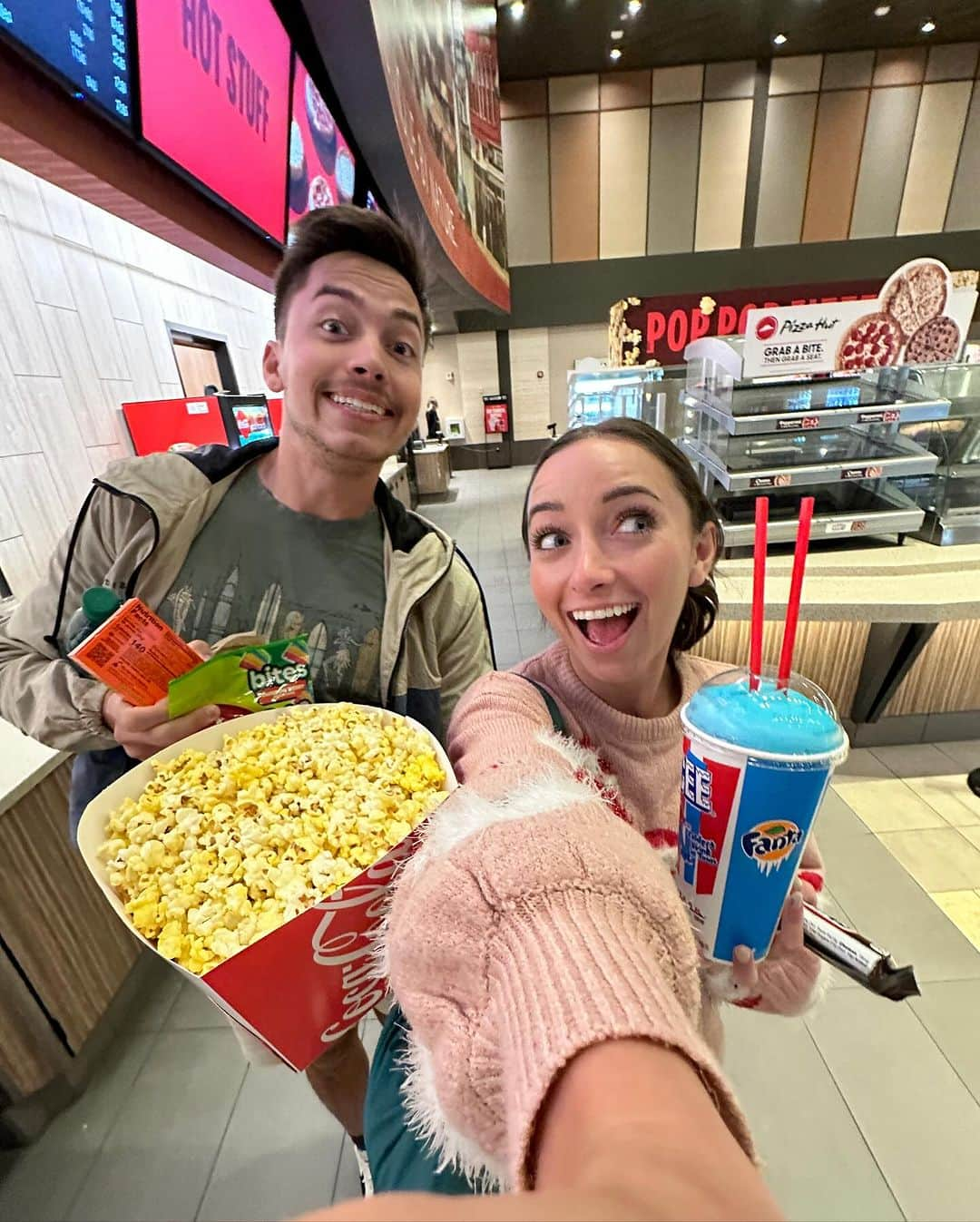 Brooklyn and Baileyさんのインスタグラム写真 - (Brooklyn and BaileyInstagram)「Life lately - swipe to see some chaos and funny moments haha」12月6日 9時29分 - brooklynandbailey