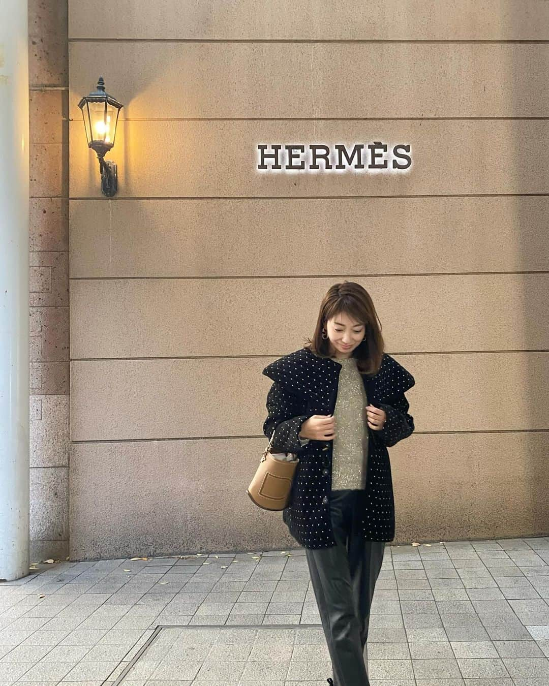 奥田順子のインスタグラム：「ゴールドドットが可愛いコート⛄️  tops/ @pasand_by_nequittezpas  jacket/ @bibiy_official  bag/ @delvaux  pants/ @linkable_official   #アウター#ドット#コーディネート#ヌキテパ #ラメニット#bibiy」