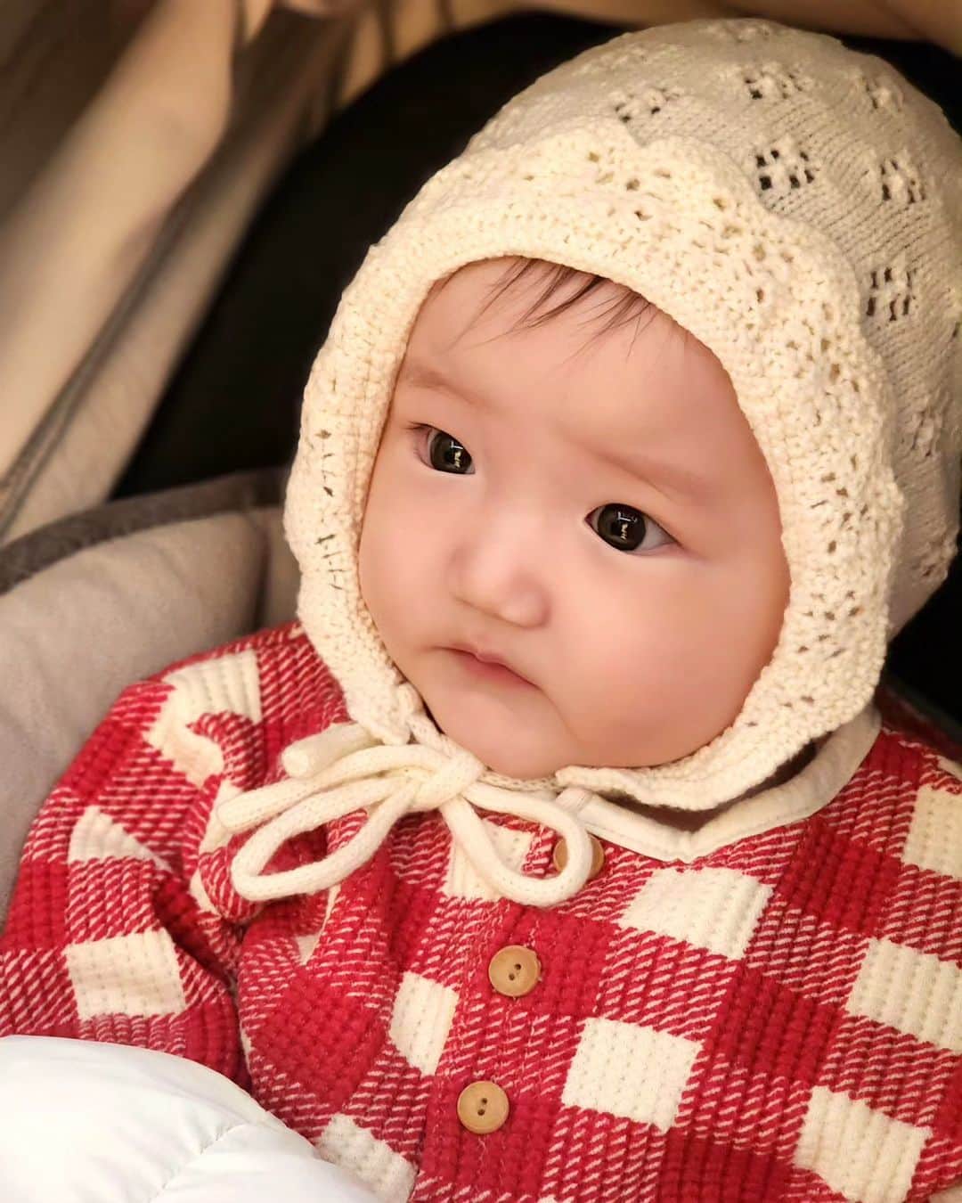 コン・ヒョンジュのインスタグラム：「우리 딸♡  얼마 전 외출하고 사진 찍었다가 #심쿵 😍  #6개월아기 #딸스타그램 #베이비스타그램 #babystagram#babygirl」