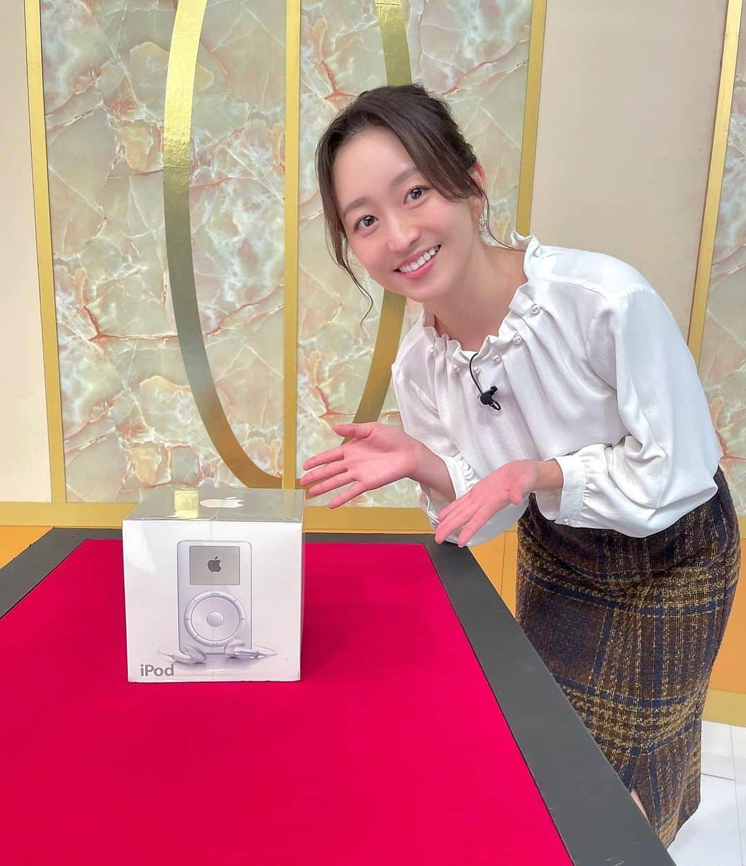 片渕茜さんのインスタグラム写真 - (片渕茜Instagram)「昨日のなんでも鑑定団は、未開封の初代iPodが登場しました。 2022年に販売終了したiPod。 CDやMDを入れずに音楽が流せるなんて当時はとても革新的で、ホイールをくるくると触って音楽を選ぶ動作がかっこいいなあと、憧れでした。 私は当時小学生で、iPodは買えず別のmp3プレーヤーを使っていましたが😂  鑑定額は、なんと400万円でした！ 平成を彩ったiPod、さすが根強い人気ですね。  Tops&Skirt#millioncarats Jewelry&Hair ornaments #mignondebijoux (ミニョンドゥビジュー) Shoes #ダイアナ  #開運　#なんでも鑑定団　#ipod #初代ipod #アナウンサー衣装」12月6日 9時40分 - akane_katafuchi