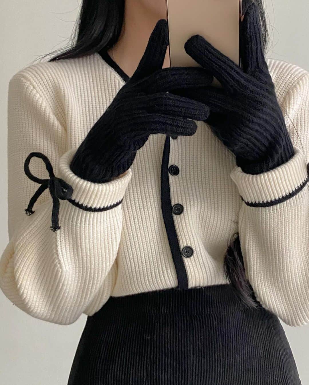 のインスタグラム：「いま注目の人気急上昇HOT ITEM❤️‍🔥は...？  【PickUp Item】 ☑配色リボンスリーブカーディガン・p606963  袖のリボン配色のアクセントがガーリーなニットトップス🧶 シンプルなコーデに合わせるだけでポイントになってくれる一枚です♩  是非チェックしてみてね✍🏻 ——————————————— 🔍商品URLは画像内商品タグをチェック✔️  #dholic #ディーホリック #ニットコーデ #カーディガンコーデ #冬服 #大人ガーリー #ガーリーコーデ #大人フェミニン #クリスマスコーデ #デート服 #デートコーデ #着回しアイテム」