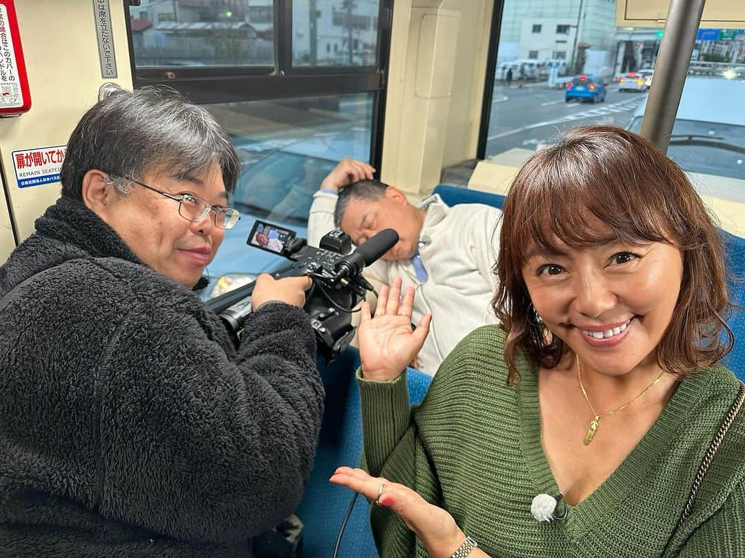 田中律子さんのインスタグラム写真 - (田中律子Instagram)「『路線バスで寄り道の旅』🚌🚌  本日も朝からロケ🚌 4週連続撮影しております🤭 来週もバス旅ロケあるから、5週連続🚌🚌🚌毎週徳さんにもスタッフさんにも、素敵なゲストさまにもお会い出来て楽しく収録してまーす❤️  徳さんは相変わらず、安定の爆睡💤山を登ったり、坂道下ったり、たくさん歩いて、団子🍡食べたり、ケーキ🍰食べたり、たくさん食べて、寝る😴  82歳、まだまだお元気で、たくさんロケご一緒したいです🚌🚌🚌  では、出発ーーー🚌🚌🚌  #路線バスで寄り道の旅  #テレビ朝日 #バス旅 #徳さん安定の爆睡」12月6日 9時45分 - ri2kotanaka