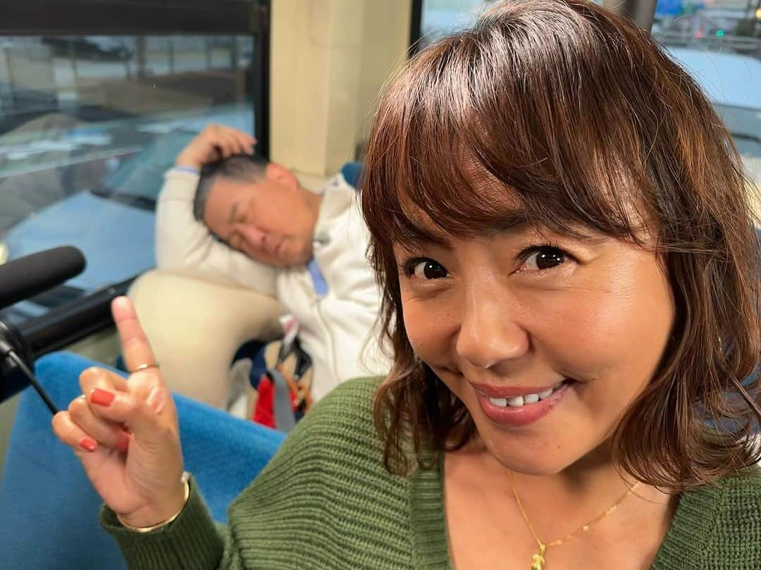 田中律子のインスタグラム：「『路線バスで寄り道の旅』🚌🚌  本日も朝からロケ🚌 4週連続撮影しております🤭 来週もバス旅ロケあるから、5週連続🚌🚌🚌毎週徳さんにもスタッフさんにも、素敵なゲストさまにもお会い出来て楽しく収録してまーす❤️  徳さんは相変わらず、安定の爆睡💤山を登ったり、坂道下ったり、たくさん歩いて、団子🍡食べたり、ケーキ🍰食べたり、たくさん食べて、寝る😴  82歳、まだまだお元気で、たくさんロケご一緒したいです🚌🚌🚌  では、出発ーーー🚌🚌🚌  #路線バスで寄り道の旅  #テレビ朝日 #バス旅 #徳さん安定の爆睡」