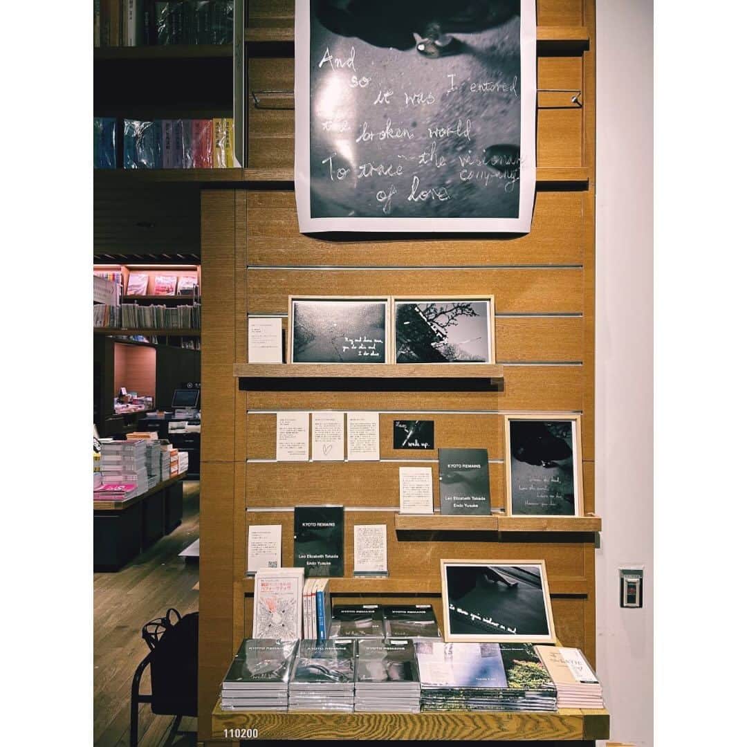 代官山 蔦屋書店　DAIKANYAMA T-SITEのインスタグラム：「⁡ 【フェア】対話篇 『KYOTO REMAINS』刊行記念フェア「花は散らで残りしなり」 ⁡ “異質なもの同士の「あいだ」の差異に誘惑された詩人が、感傷による潤色を拒むこれらの写真ととり結ぶ、距離を介した「対話篇」。” 来馬哲平(アメリカ文学研究者) ⁡ この度、詩人・高田怜央さんと写真家・遠藤祐輔さんが、それぞれの表現手法を通じて対話するダブルネーム作品集『KYOTO REMAINS [キヨウトリメインズ]』が出版されました。高田さんは、今年8月に第一詩集『SAPERE ROMANTIKA』を刊行し、代官山 蔦屋書店での刊行記念フェア「SWEET SUMMER SENSATION」が好評を博しました。遠藤さんは、2019年に「写真新世紀」にて優秀賞を受賞した写真家でこれまでに写真集『Post Decisive Moment』などを出版してきました。 ⁡ 今作『KYOTO REMAINS』では、京都を舞台に詩作と撮影が同時進行で行われました。ストリートスナップの通り過ぎていくモノクロの街並みと、そこから生まれるバイリンガルの叙情詩(リリック)のコラボレーション作品です。 ⁡ 書籍の出版を記念して代官山 蔦屋書店では、本書の収録写真のサイン入りL判プリントを付属した特典版書籍を数量限定で展開いたします。また、詩が書かれた額装A4プリント写真、高田さんによる「言葉のうつろい」をテーマにした選書、本書をイメージした音楽プレイリストが彩るフェアを開催いたします。 ⁡ ⁡ 【書誌情報】 タイトル：対話篇 『KYOTO REMAINS』 詩・訳：高田怜央 写真：遠藤祐輔 編集・発行人：岡田翔 寄稿：来馬哲平 デザイン：相島大地 協力：伊藤潤一郎、川野芽生、森脇透青、横田祐美子 出版レーベル：paper company 価格：1,980円(税込) 限定800部 ⁡ 【プロフィール】 高田 怜央 (たかだ・れお) 翻訳者、詩人。1991年、横浜生まれ英国スコットランド育ち。上智大学文学部哲学科卒。主な翻訳に、ヴィム・ヴェンダース監督『PERFECT DAYS』(制作、脚本、英語字幕)がある。英日詩に第一詩集『SAPERE ROMANTIKA』(paper company、2023年)、「FUTURE AGENDA [未来の議題]」他 二篇(『ユリイカ 』2023年3月号、青土社)、「AFTER YOU [あなたの跡]」(読売新聞 11月24日・夕刊 、2023年)など。 ⁡ 遠藤 祐輔 (えんどう・ゆうすけ) 写真家。1985年宮城県仙台市生まれ。東京芸術大学美術学部先端芸術表現科卒業。大阪大学言語文化研究科博士前期課程修了。現在、大阪大学人文学研究科博士後期課程在籍中。2016年、「第15 回写真 1_WALL」ファイナリスト。2019年、「写真新世紀 2019」優秀賞受賞。個展に「目に置いていかれないように」(ニコンサロン／東京・大阪、2018)、「Post Decisive Moment」(IG Photo Gallery／東京、2021)、写真集に『幽霊の証言』(DOOKS)、『長井さんの話』(DOOKS)、『時間という概念がないところ、絵画と写真のように惹かれ合うけれど、光は境界線を漂うだけ』(DOOKS)、『Post Decisive Moment』(paper company)がある。 ⁡ paper company (ペーパー・カンパニー） 岡田 翔(おかだ・かける）がパブリッシャーを務めるアートブックレーベル。2020年から活動をはじめ、これまでに展覧会図録、写真集、図鑑などを出版している。主な出版物に、図録『imshow (HakHyun Kim）・(Sakuma Osamu/Rondade）』(2021年）、遠藤祐輔 写真集『Post Decisive Moment』(2021年）、岩崎広大 図鑑『NO-RECORD-FOUND CERTIFICATE — 759 Insects —』(2022年）、高田怜央 第一詩集『SAPERE ROMANTIKA』(2023年）など。 ⁡ #高田怜央 #遠藤祐輔 #papercompany #代官山蔦屋書店 #DAIKANYAMATSUTAYABOOKS #DAIKANYAMATSITE」