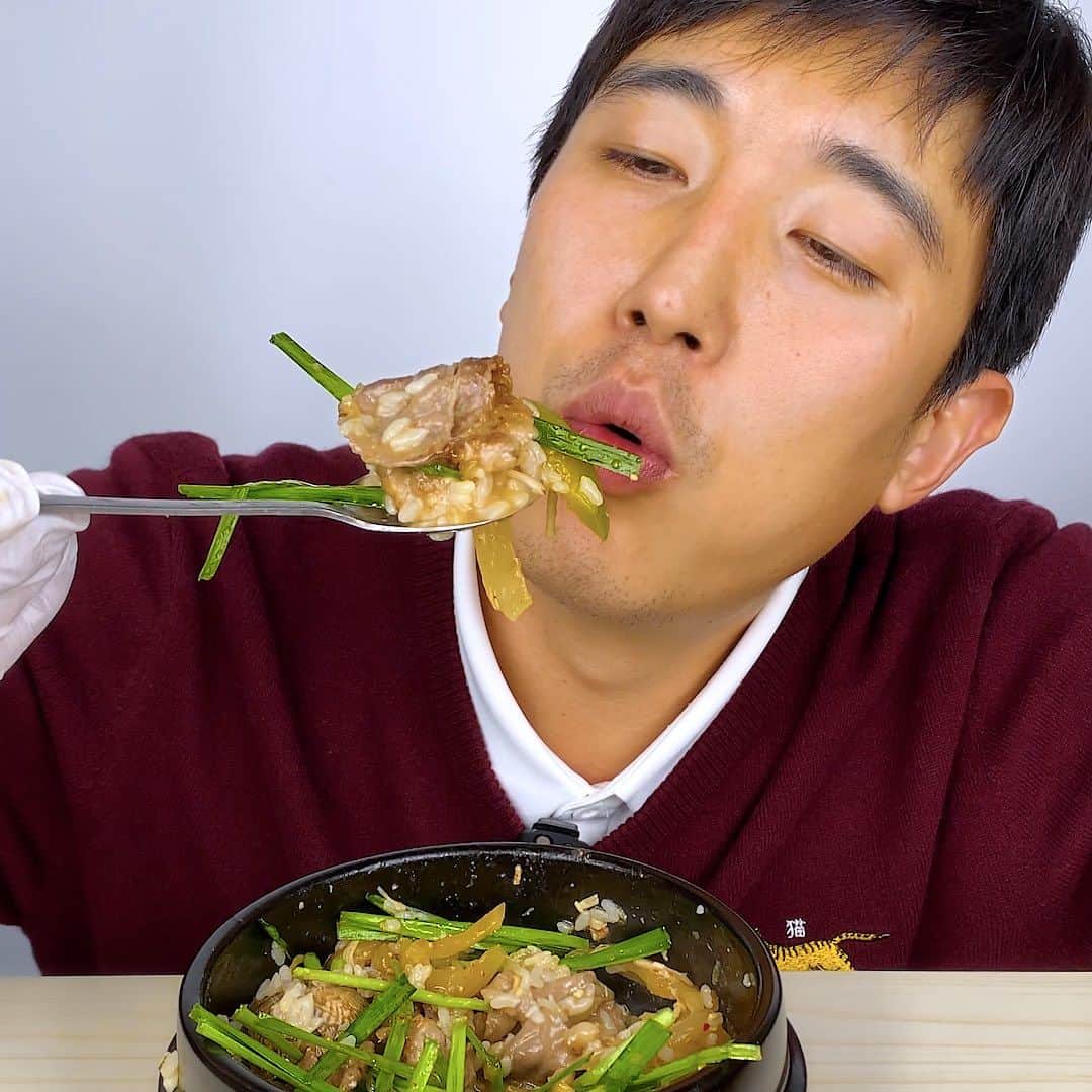 カン・ギョンジュンのインスタグラム：「다들 한번쯤 TV에서 보셨을 것 같은데.. 최현석 셰프님의 노하우를 담은 한우 모둠구이 제가 먹어보고 맛있어서 소개해드립니다!😁  📍 최현석 셰프만의 비법 마리네이드로  한우 등심 & 차돌박이의 풍부한 풍미를 느껴보세요 (파인애플 분말 0.2%, 화이트트러플소금 0.001% 첨가)  📍12~24시간 냉장숙성 비법으로 한우 등심의 부드러운 식감과 풍부한 육즙을 살렸습니다  📍 얇은 두께로 (약1.5MM) 집에서도 손쉽게 구울 수 있도록 준비했습니다  부드러운 식감과 풍부한 육즙이 특징인 한우 등심과 고소함이 입안 가득 쫄깃한 식감의 차돌박이를 모둠으로 넉넉히 준비했습니다🤤  ✅현재 프로필에 있는 링크에서 구매 가능합니다 좋은 품질의 한우모듬구이를 좋은 가격에 만나보세요💛」