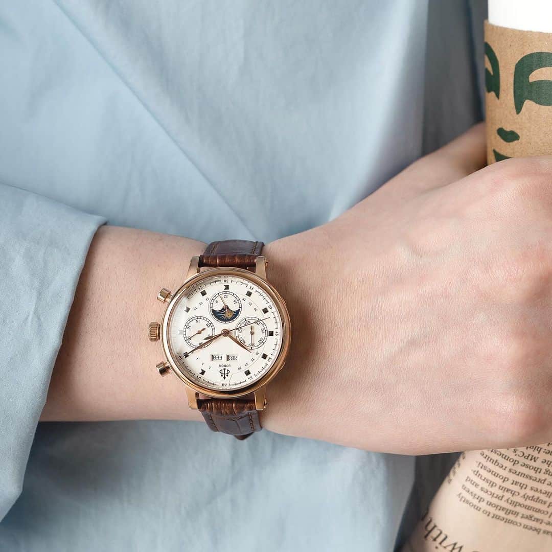 Lobor Japan ￥のインスタグラム：「HERITAGE CANTERBURY BROWN   文字盤の中に輝く特徴的なインデックスと 曜日、年月、日時、ムーンフェイズの1つで4役も果たす万能ウォッチ  @loborjapan」