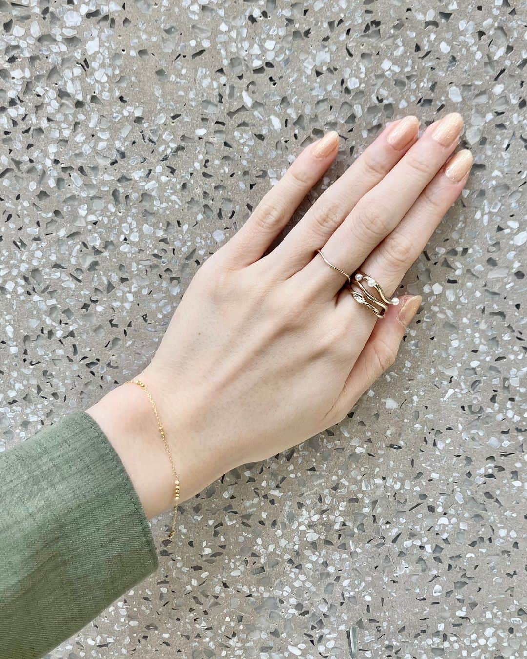 エテさんのインスタグラム写真 - (エテInstagram)「《Styling》 - 大丸福岡天神店  ミストピンクゴールドに際立つパールが印象的な"Puzzle Ring"を使ったスタイリング。  肌馴染みも良く、重ね着け初心者の方も挑戦しやすいデザインです。  #ete #エテ #ete_style」12月6日 10時00分 - ete_official