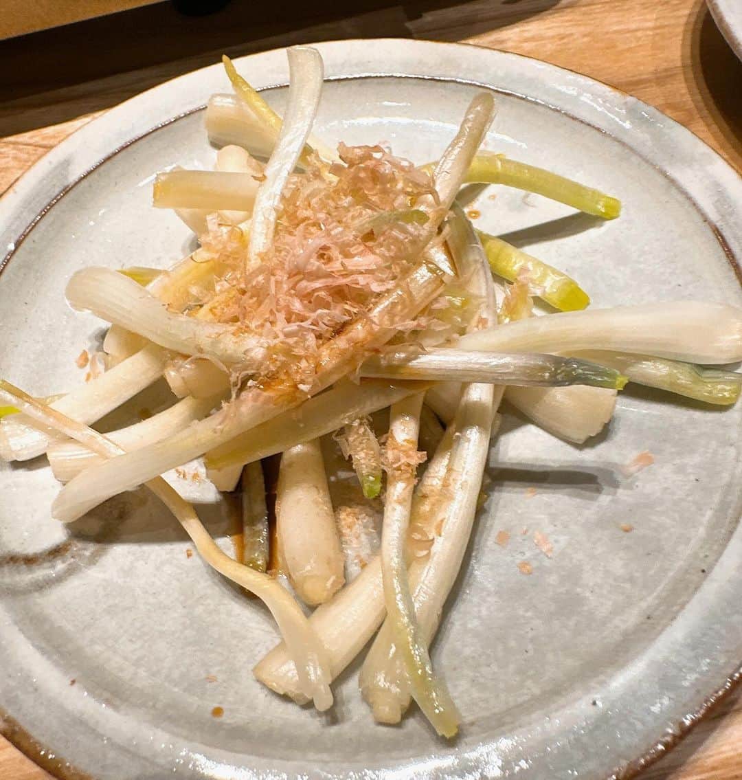井上公造さんのインスタグラム写真 - (井上公造Instagram)「沖縄に行ったら必ず立ち寄るアグー豚のしゃぶしゃぶ「まつもと」。そこで以前働いた方が、大阪の福島で会員制のアグー豚しゃぶしゃぶ店をオープンしました。 その方は現在、この店の向かいで焼鳥屋をやっており、一部のメニューがしゃぶしゃぶ店でも食べることができます😋  #大阪グルメ   #大阪福島グルメ   #アグー豚しゃぶしゃぶ   #会員制   #とり央   #とり央別邸   #予約必須  @torio_bettei  @sumibiyakitori_torio」12月6日 10時00分 - inouekozo39