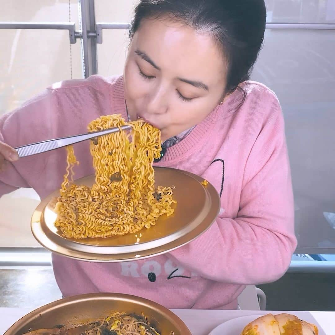 チェ・ジョンユンのインスタグラム：「✅이세상 맛이 아닌 저세상맛 ”저세상감자탕“ 1️⃣넉넉한 2-4인분 양  2️⃣100% 국내산 무청시래기 사용 O 국내산 무청 시래기와 우거지는 영양소부터 다릅니다. 저세상 감자탕은 공기 좋고 물 좋은 해남에서 제배되는 무청시래기를 사용했습니다!  3️⃣최고급 등뼈 사용 O 프리미엄 돼지고기의 명대사가 된 ”이베리코“로 유명한 스페인산 최고급 등뼈만 사용했습니다. 비절단된 고리를 사용해 육즙과 부드러움을 동시에 느껴보세요!  4️⃣ “경상남도 통영시 광도면 죽림리” 작은 식당이라서 공장처럼 대량생산을 하지 못해 제품수량이 제한되어 있지만 그만큼 정성스럽고 바르게 만듭니다.  📍꿀팁 3가지  ✔️하루정도 자연해동 후 드시면 더욱 더 맛있습니다. ✔️빠른 해동을 원하시는 경우 전자레인지에 5분정도 돌려 해동 후 냄비에 옮겨 끓여주세요. ✔️라면사리, 우동사리 다양한 사리들을 넣어 즐겨보세요. 다 먹고 K-후식 볶음밥은 필수!  ✅ 구매는 프로필 링크를 클릭해주세요!!  #감자탕 #저세상감자탕 #감자탕밀키트 #초간단요리 #최정윤추천  ⠀」