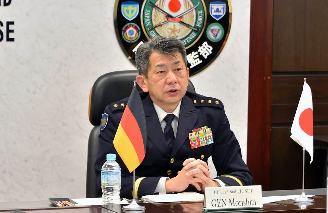 陸上自衛隊のインスタグラム：「「森下陸幕長とマイス独陸軍総監との懇談（ＶＴＣ）」 １２月５日（火）、森下陸幕長は、独陸軍総監マイス中将と本年７月の公式招待以来、２回目となる懇談（ＶＴＣ）を実施し、日独陸軍種防衛協力について率直な意見交換を行いました。懇談を通じて、日独陸軍種トップ間の信頼関係をより強固なものにするとともに、国際社会の平和と安定のため、共同訓練や専門家交流等、日独陸軍種間の協力をさらに推進していくことで一致しました。🇯🇵🇩🇪  “GEN MORISHITA, CS of JGSDF and LTG Mais, Chief of the German Army held a VTC dialogue.” GEN MORISHITA, CS of JGSDF held a VTC dialogue with LTG MAIS, Chief of the German Army on DEC 5th, their second meeting since LTG MAIS’s official visit to Japan in July this year.  They had a candid opinion exchange regarding JPN-GER land forces’ defense cooperation.  Through the dialogue, they further deepened relationship between top leaders of both land forces.  They also agreed to further promote the cooperation between JPN and GER land forces through joint training and expert exchanges for the peace and security of international society.🇯🇵🇩🇪」