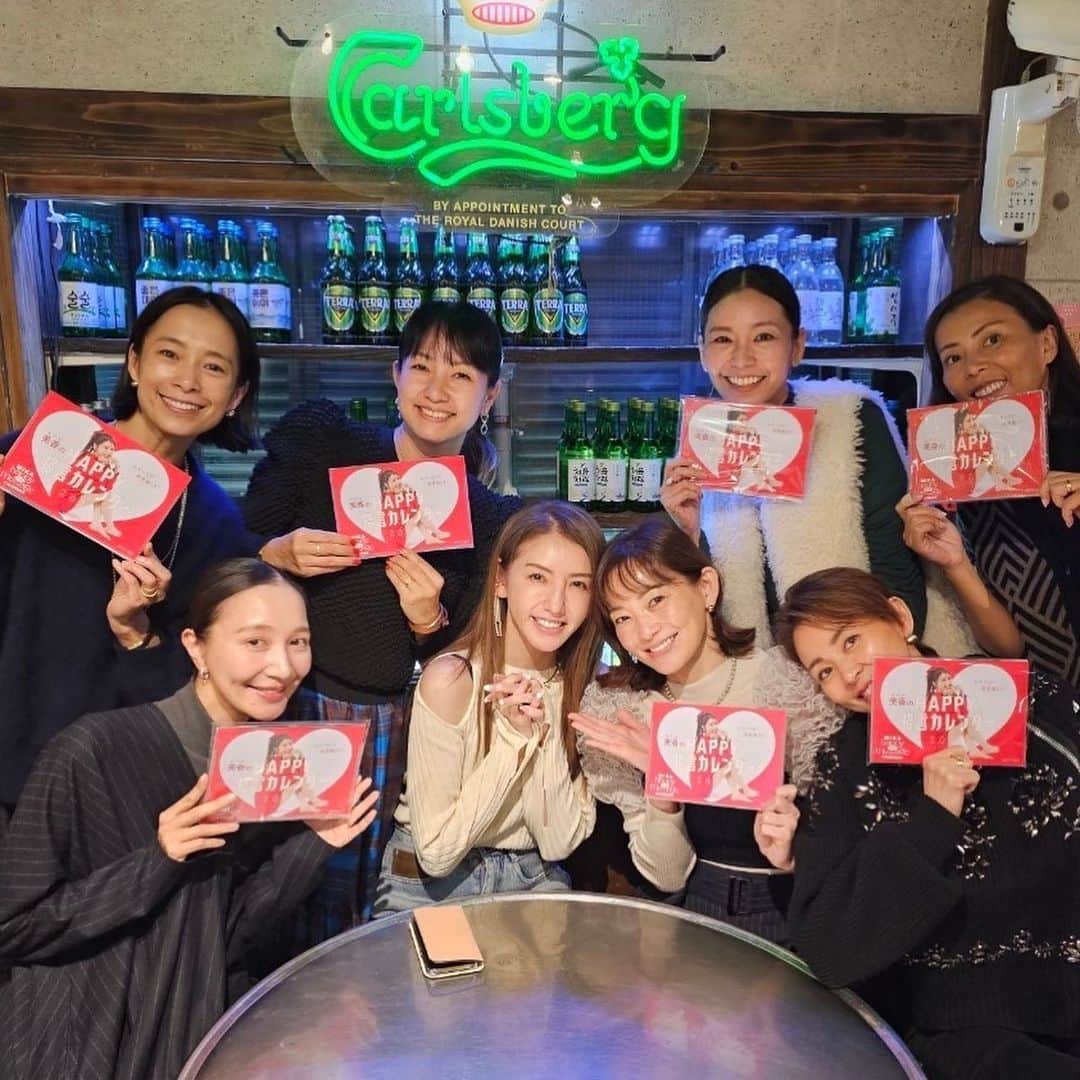 美香のインスタグラム：「みんながカレンダーを持って撮ろうよって😭 ありがとうーー❤️❤️❤️  SHIHOは４月の格言が一番好き！と力説してくれました😋 のりへいちゃんはもはや家族みたいに全部刺さると褒めてくれました🤣 ちょっとおふざけな格言も入れています。写真はぜーんぶ可愛いです🙈💕  早くみんなにも届きますように！  @andgirl_jp 冬号付録 #美香格言カレンダー付き  12月7日 明日発売です❤️  数量限定なのでどれぐらい書店に並ぶかわたしもわからなくて😳 Amazonなどから購入してもらうのが確実かもです❤️」