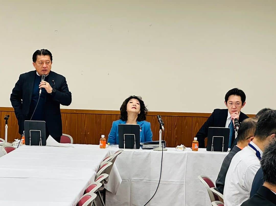 のインスタグラム：「デジタル本部人材育成PT（片山さつき座長、川崎秀人事務局長）。今朝は、「デジタル人材育成の推進に関する提言」に対する取組状況について、R6年度予算概算要求状況及びR5年度補正予算を踏まえた報告を各省から受けたのちに議論。デジタル化の進展で、行政サービスの効率化や企業の生産性向上、地域課題の解決などが期待される一方で、その実現のためには、デジタル技術を理解し活用できる人材が不可欠です。現在、我が国ではデジタル人材が不足しており、その育成と確保が急務となっています。自民党では、これを解決するために様々な施策を推進しています。具体的には、教育のデジタル化、職業訓練の充実、デジタル人材を積極的に採用する行政改革などです。これらの取り組みにより、デジタル人材の育成と確保を進め、一人一人が便利で快適に暮らせる社会の実現を目指しています。　#平井卓也 #デジタル人材」