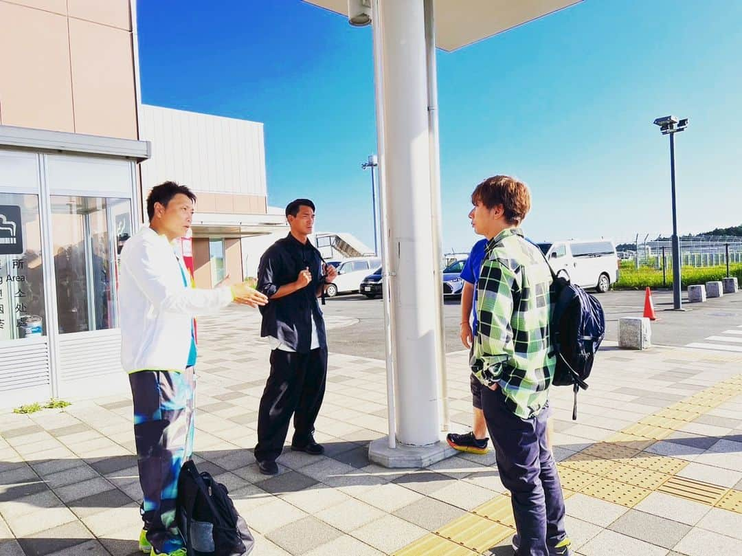 テレビ東京「太川蛭子の旅バラ」さんのインスタグラム写真 - (テレビ東京「太川蛭子の旅バラ」Instagram)「陣取り合戦ファンの皆様！ いよいよ今夜ですよ〜！🚍  今夜６時２５分からの「水バラ」は、 ローカル路線バス乗り継ぎ対決旅　 陣取り合戦第１３弾🚌🚶‍♂️  各市町村にある名所・名物を陣地に見立て １泊２日で取った陣の数を競い合う🏳⚔️🏴  今回の戦いの舞台となるのは…… 「チバラキ」こと千葉県と茨城県〜！⚔ 久しぶりの２県縦断！🚶‍♂️ 今まで以上の激しい陣の取り合いが予想されます…🔥 ご当地グルメなど「チバラキ」を満喫できる チェックポイントが目白押しです😊  真剣なまなざしでこの先のルートを話し合う３人 河合さんはいつも、メモを欠かしません📝  サバンナ八木さんは水バラ出演歴３回目 関西の名門・立命館大学出身で地図も読めるし、頭の回転も速いんです✒  槙野さんはおいしいものを食べると広島弁の 「バリうめぇ！」が飛び出します🍁 グルメがさらにおいしく見えます🍜  現在、２連勝中の河合チーム🔥 今回も勝利し、3連勝となるのか❗️❓  📢《お知らせ》📢 テレビ東京をご覧になれなかった地域の方も #TVer ではスマホやPC・タブレットなどで 全国どこからでもリアルタイム配信でご覧いただけます！ 無料🆓です！  #ローカル路線バス　 #陣取り合戦 #バス旅 #水バラ #テレビ東京 #テレ東 #太川陽介 #山崎裕太 #薄幸 #納言 #河合郁人 #abcz #ピン芸人 #槙野智章 #サッカー #バリうめぇ #サバンナ八木 #サバンナ #ギャグ芸人 #千葉 #茨城」12月6日 10時17分 - tvtokyo_tagaebi