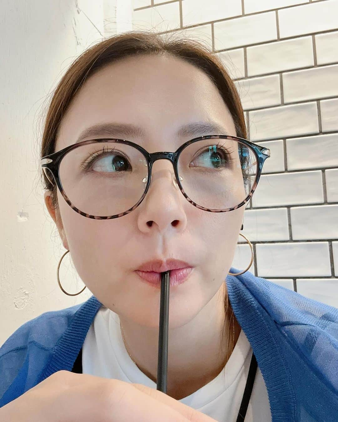 小野麻亜矢さんのインスタグラム写真 - (小野麻亜矢Instagram)「泣き腫らして目パンパンの日は  眼鏡にかぎる  そういうデトックスデーも必要！！  たまには沢山泣いて透明な血液からストレスを出そう！！☺️  ※昨日ではないヨ！ご心配なく☺️  #ストレス発散方法の一つ #泣く事も大事 #涙は透明な血 #コーヒーも必須 #振り返り投稿」12月6日 10時23分 - ono_maaya