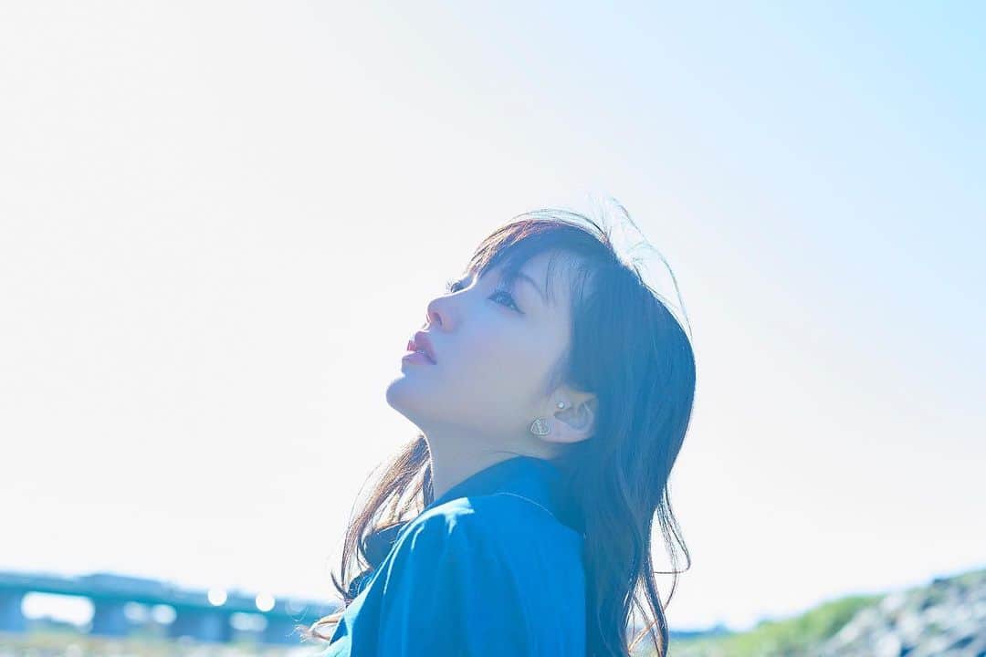 下田美咲のインスタグラム：「多くの人の「尊敬」という言葉の使い方がすごく変で、いつも気になる。  私にとって「尊敬」は、自分がなりたくて仕方がなくてだいぶ頑張ったけども全然無理で本当に難しくて夢破れてなれなかったものになることを成し遂げてる人に、強烈な憧れや羨ましさを持って抱く感情なんだけど、  ほとんどの人は、自分が「そんな人生は送りたくない」と思って避けてきたような人生を送っちゃってる人、自分が絶対に飲みたくない泥水を啜ってる人に「そんなことできてすごいね！私は絶対にやりたくないし、無理なことを、あなたはやれてて尊敬する！」というような、哀れみの対象にその言葉を使う。  それ尊敬じゃなくない？と、いつも音痴な歌を聞かされてるような気持ちになる(^-^)  苦手だなー、自分がやりたくないことやるしかないからやってる人に向けて尊敬って言葉を使う文化。私は、そういうのを見事に回避することに成功してる人の方を尊敬するよ。」