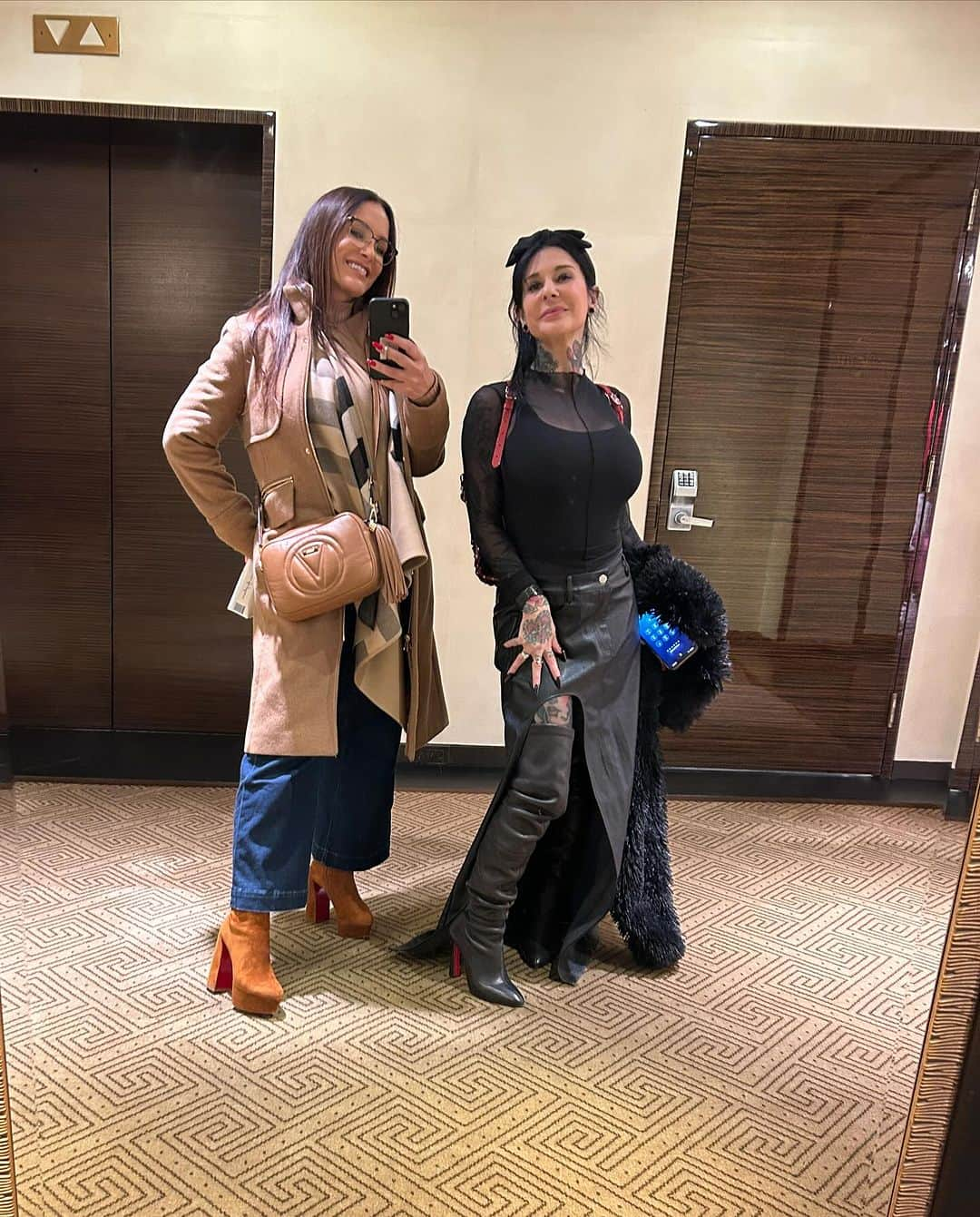 リサ・アンさんのインスタグラム写真 - (リサ・アンInstagram)「Holiday shopping & celebrating all day today with @joannaangel 🖤 We started the day at the @louboutinworld sample sale, it was legendary & we worked up an appetite so we had to go to @boucherienyc in our new shoes- 🖤- from there Joanna shared all the secrets of the magic of @bergdorfs 🖤 and the fabulous cocktails while we waited for her gifts to be wrapped. Today was a reminder of the power of friendships & the importance in taking time to celebrate them!   #holidayshopping #friendship #joannaangel #thereallisaann」12月6日 10時37分 - thereallisaann