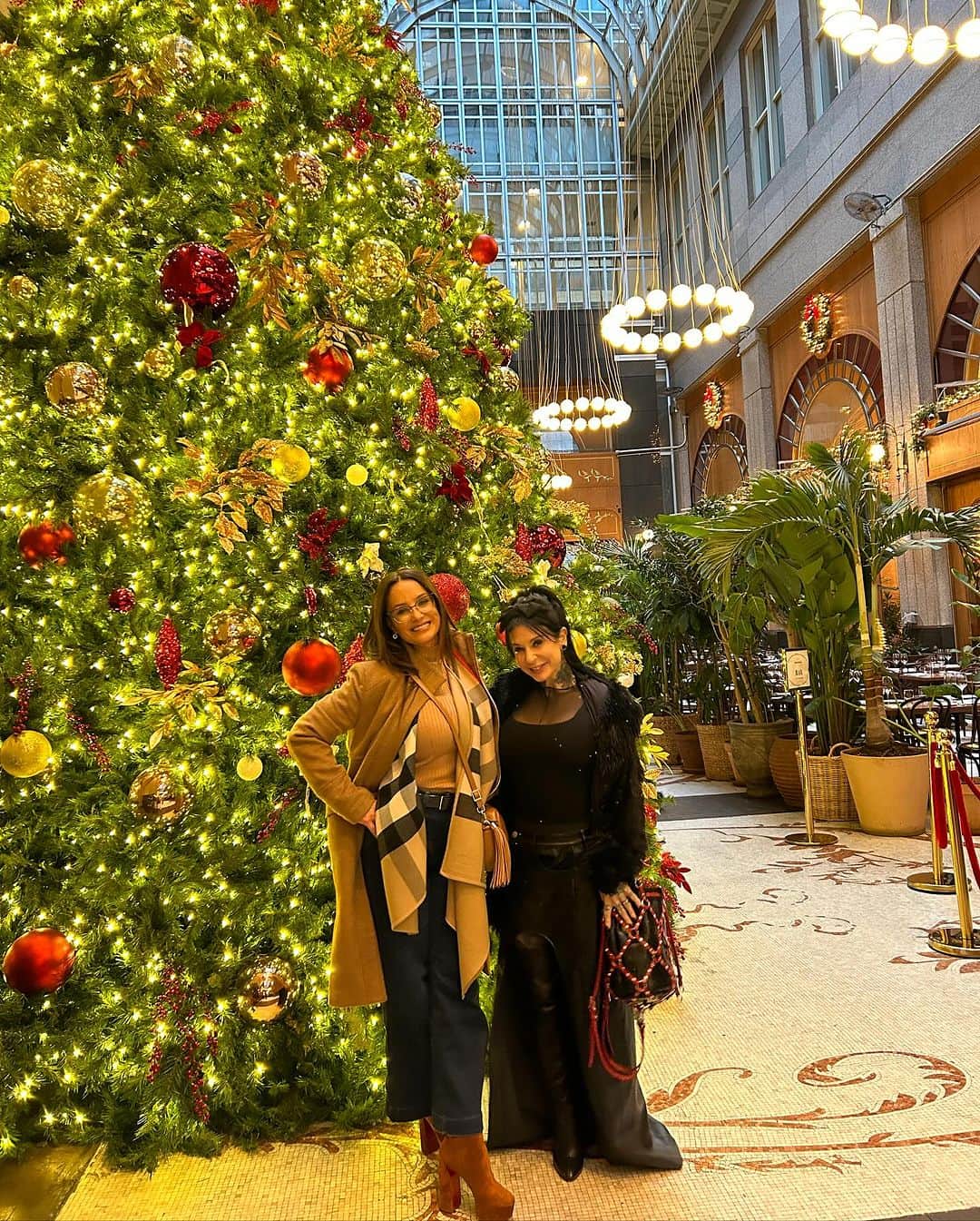 のインスタグラム：「Holiday shopping & celebrating all day today with @joannaangel 🖤 We started the day at the @louboutinworld sample sale, it was legendary & we worked up an appetite so we had to go to @boucherienyc in our new shoes- 🖤- from there Joanna shared all the secrets of the magic of @bergdorfs 🖤 and the fabulous cocktails while we waited for her gifts to be wrapped. Today was a reminder of the power of friendships & the importance in taking time to celebrate them!   #holidayshopping #friendship #joannaangel #thereallisaann」