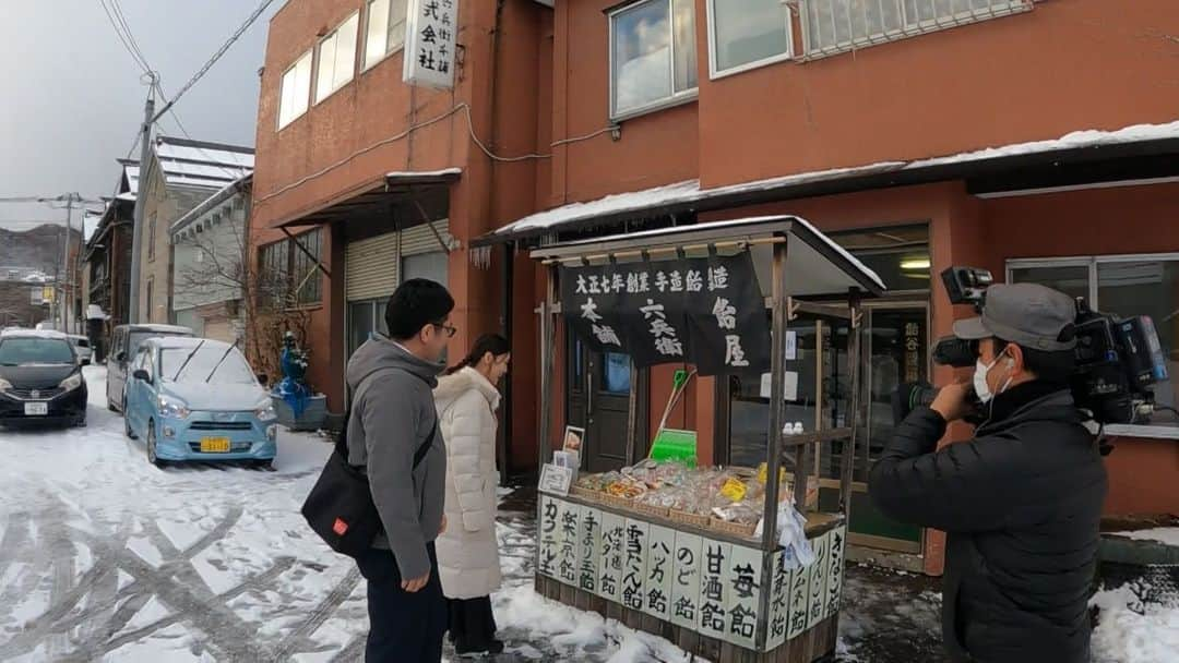 北海道放送「今日ドキッ!」さんのインスタグラム写真 - (北海道放送「今日ドキッ!」Instagram)「. 今日の#今日ドキッ は…  【冬の小樽　ディープスポット巡り】  今、観光客で賑わう 小樽の”穴場”をリサーチ🔍  新鮮なお寿司や小樽運河、 夜景などの王道観光スポット以外にも 小樽には魅力が満載！  洋食レストランのアツアツ土鍋から 幻想的な雰囲気でスイーツが味わえる ホテルのラウンジまで！！  小樽のディープスポットが登場✨  #hbc #北海道放送 #hbcテレビ #北海道 #札幌 #アナウンサー #堀啓知 #森田絹子 #小樽 #小樽グルメ #小樽観光 #小樽運河」12月6日 10時33分 - hbc_kyodoki