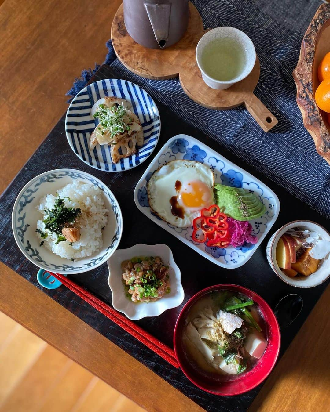 kokochiyoiさんのインスタグラム写真 - (kokochiyoiInstagram)「2023/12/06 水曜日の朝ごはん🍚🥢  ・(自分で混ぜる)わかめごはん+梅干し ・酒粕胡麻味噌汁には 　小松菜、舞茸、お豆腐、豚モモ。  ・納豆(+八丁味噌パウダー、亜麻仁油) ・蓮根グリルにスプラウト  ・目玉焼き🍳 ・アボカド🥑 ・紫キャベツのマリネ ・生赤ピーマン(抗酸化パワー🤩)  ・柿とりんごの豆乳グルト ・緑茶🍵  酒粕・ねり胡麻・豚モモ入りで ボリューミーなお味噌汁の時は 山椒を少し足してます(私だけ)  以前、和食屋さんの白味噌のお味噌汁に 山椒粉がかかっていて、 うなぎだけじゃないんだ‼️と おいしい新発見だったの🥹✨ 以来、真似させていただいてます✊  ちなみに🍎は長野・上田産ふじ。 父母が毎年、 遠路農園まで買いに行ってます🚗 確かにおいしい😋  そして🍊は和歌山・湯浅町の有田みかん。 湯浅町のみかんはめちゃくちゃおいしくて ここのところ毎年取り寄せてます🤤  果物がおいしいって至福🥹✨ ありがとう…🍎🍊  ✳︎  私以外の家族が バタバタと朝早く出掛けた朝。  一息ついて、 ゆーっくり朝ごはんできました。  ご自愛時間…😙💕」12月6日 10時42分 - kokochiyoi