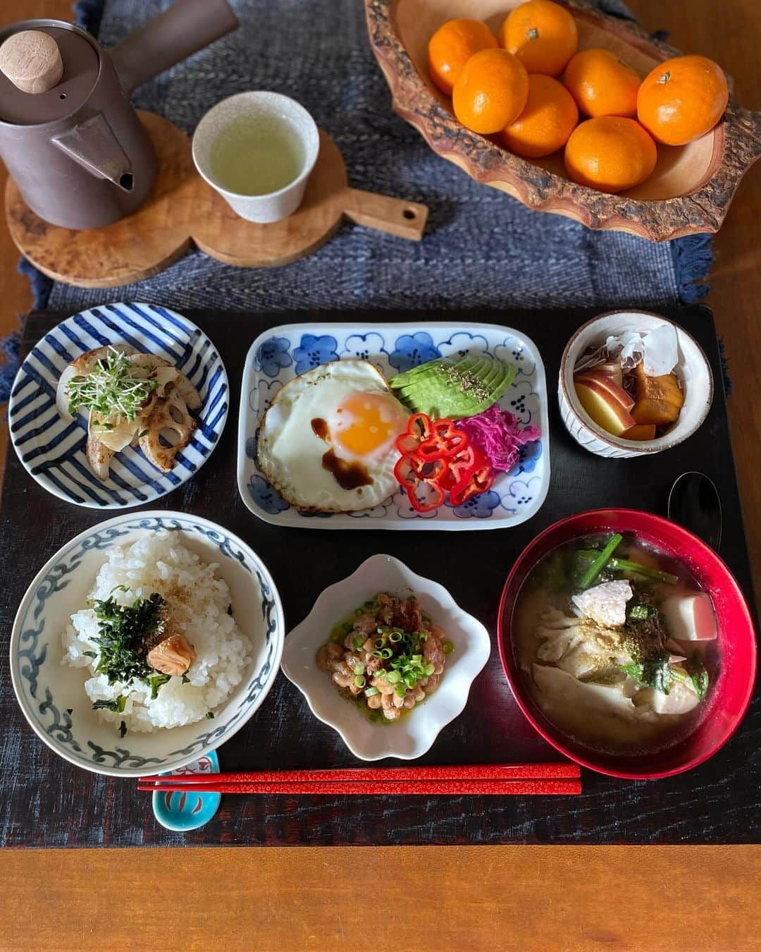 kokochiyoiさんのインスタグラム写真 - (kokochiyoiInstagram)「2023/12/06 水曜日の朝ごはん🍚🥢  ・(自分で混ぜる)わかめごはん+梅干し ・酒粕胡麻味噌汁には 　小松菜、舞茸、お豆腐、豚モモ。  ・納豆(+八丁味噌パウダー、亜麻仁油) ・蓮根グリルにスプラウト  ・目玉焼き🍳 ・アボカド🥑 ・紫キャベツのマリネ ・生赤ピーマン(抗酸化パワー🤩)  ・柿とりんごの豆乳グルト ・緑茶🍵  酒粕・ねり胡麻・豚モモ入りで ボリューミーなお味噌汁の時は 山椒を少し足してます(私だけ)  以前、和食屋さんの白味噌のお味噌汁に 山椒粉がかかっていて、 うなぎだけじゃないんだ‼️と おいしい新発見だったの🥹✨ 以来、真似させていただいてます✊  ちなみに🍎は長野・上田産ふじ。 父母が毎年、 遠路農園まで買いに行ってます🚗 確かにおいしい😋  そして🍊は和歌山・湯浅町の有田みかん。 湯浅町のみかんはめちゃくちゃおいしくて ここのところ毎年取り寄せてます🤤  果物がおいしいって至福🥹✨ ありがとう…🍎🍊  ✳︎  私以外の家族が バタバタと朝早く出掛けた朝。  一息ついて、 ゆーっくり朝ごはんできました。  ご自愛時間…😙💕」12月6日 10時42分 - kokochiyoi